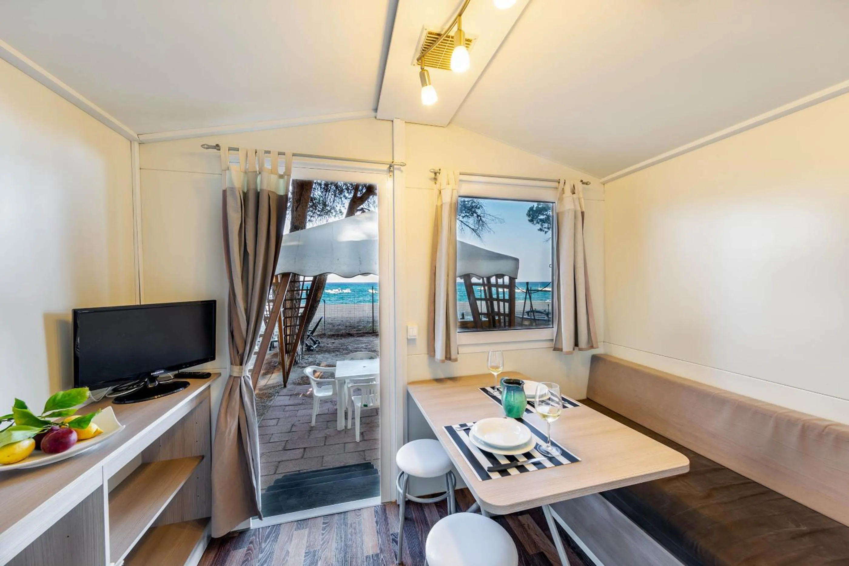 Communal lounge/ TV room in Camping&Village Le Cernie