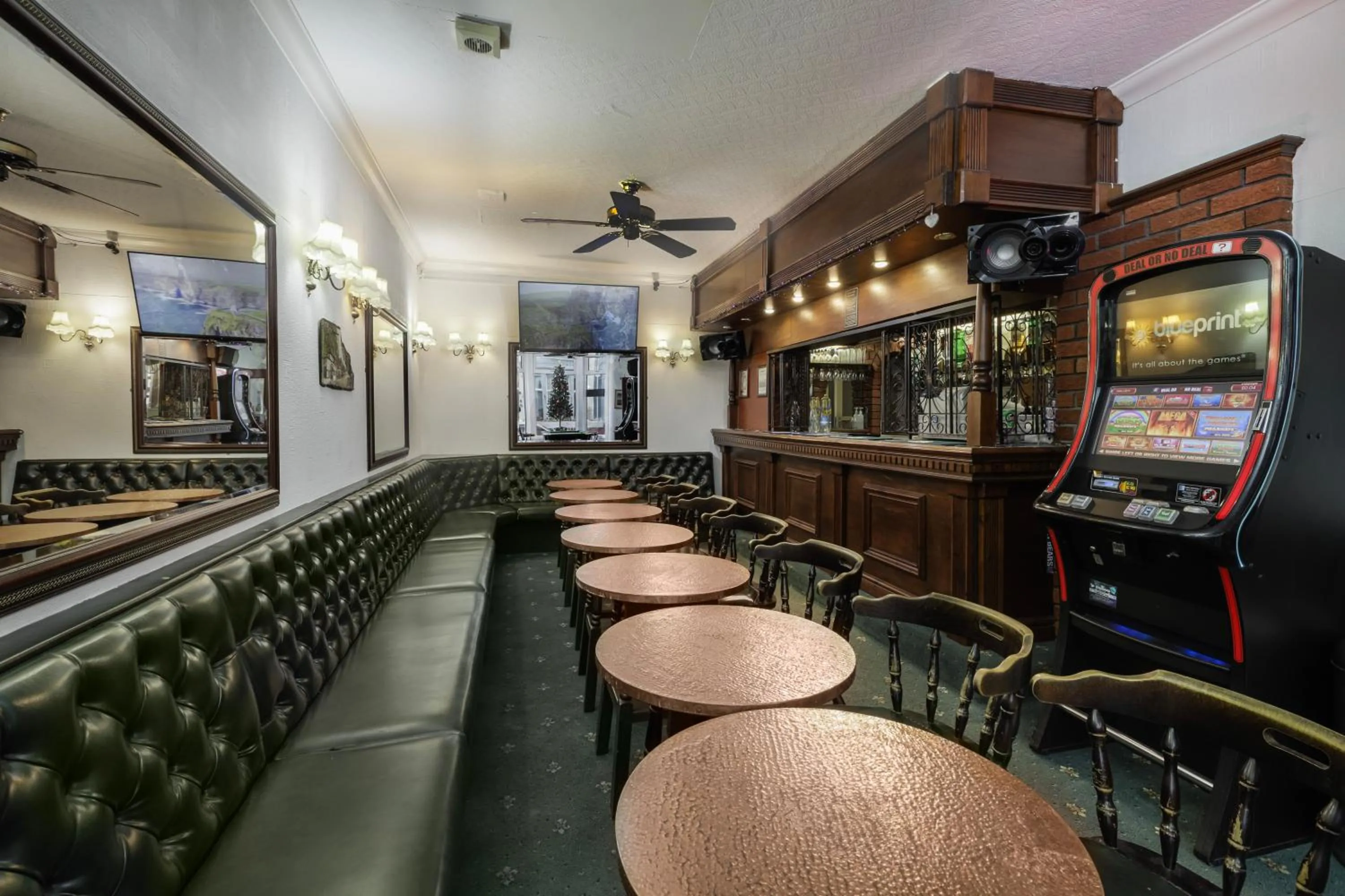 Lounge or bar in Royal Oakwell Hotel