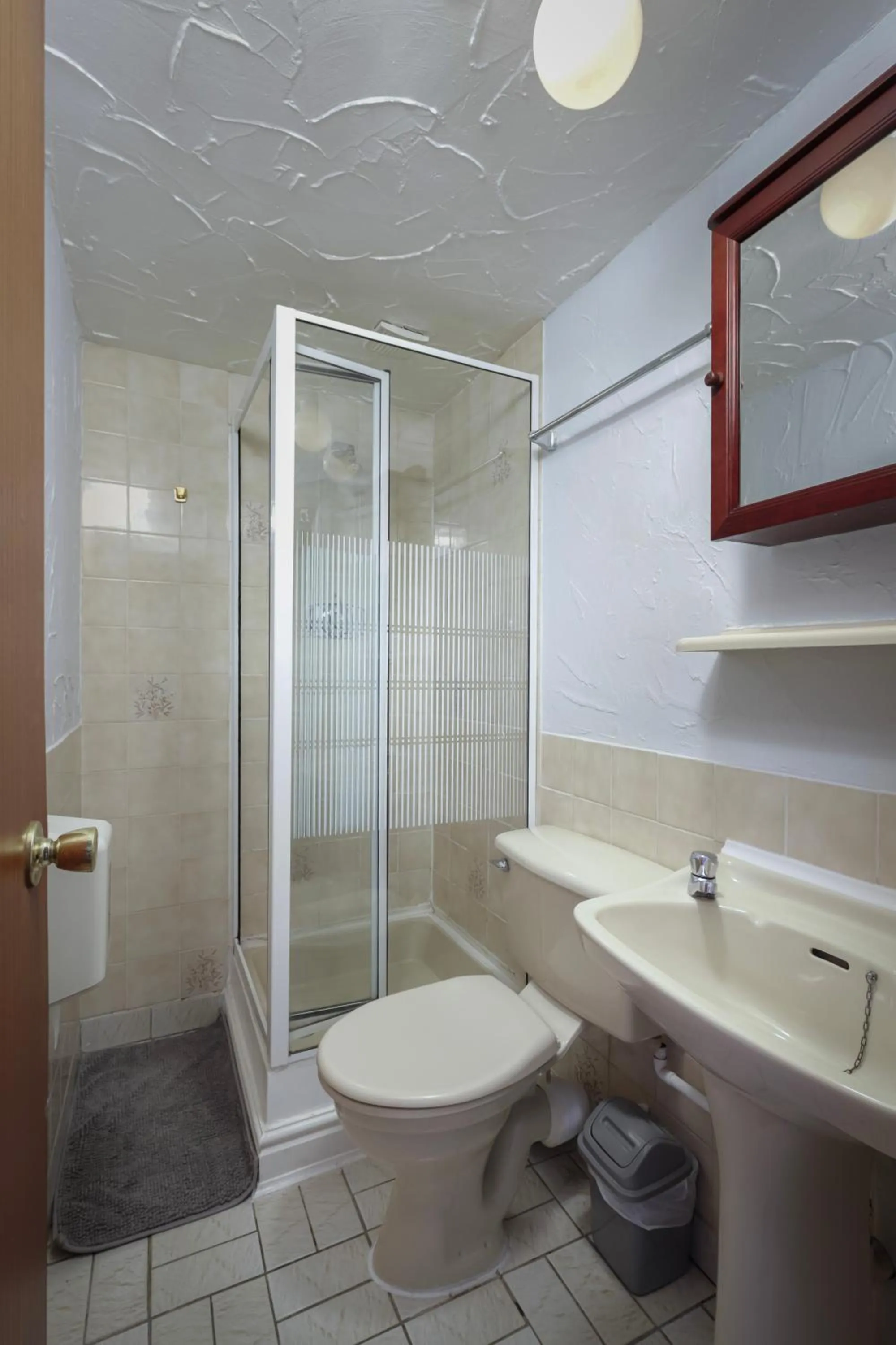 Shower in Royal Oakwell Hotel