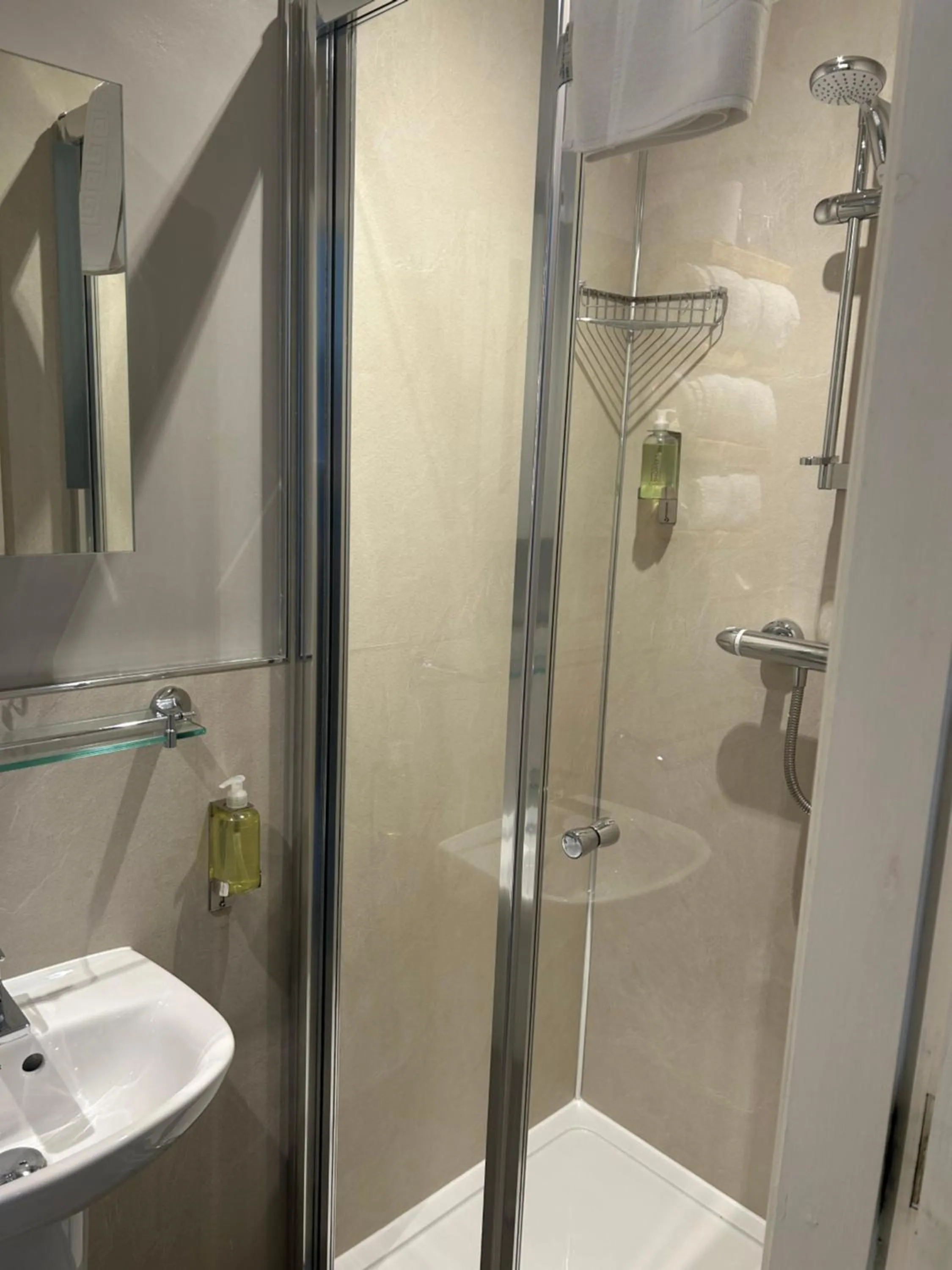 Shower in Melbourne Guest House