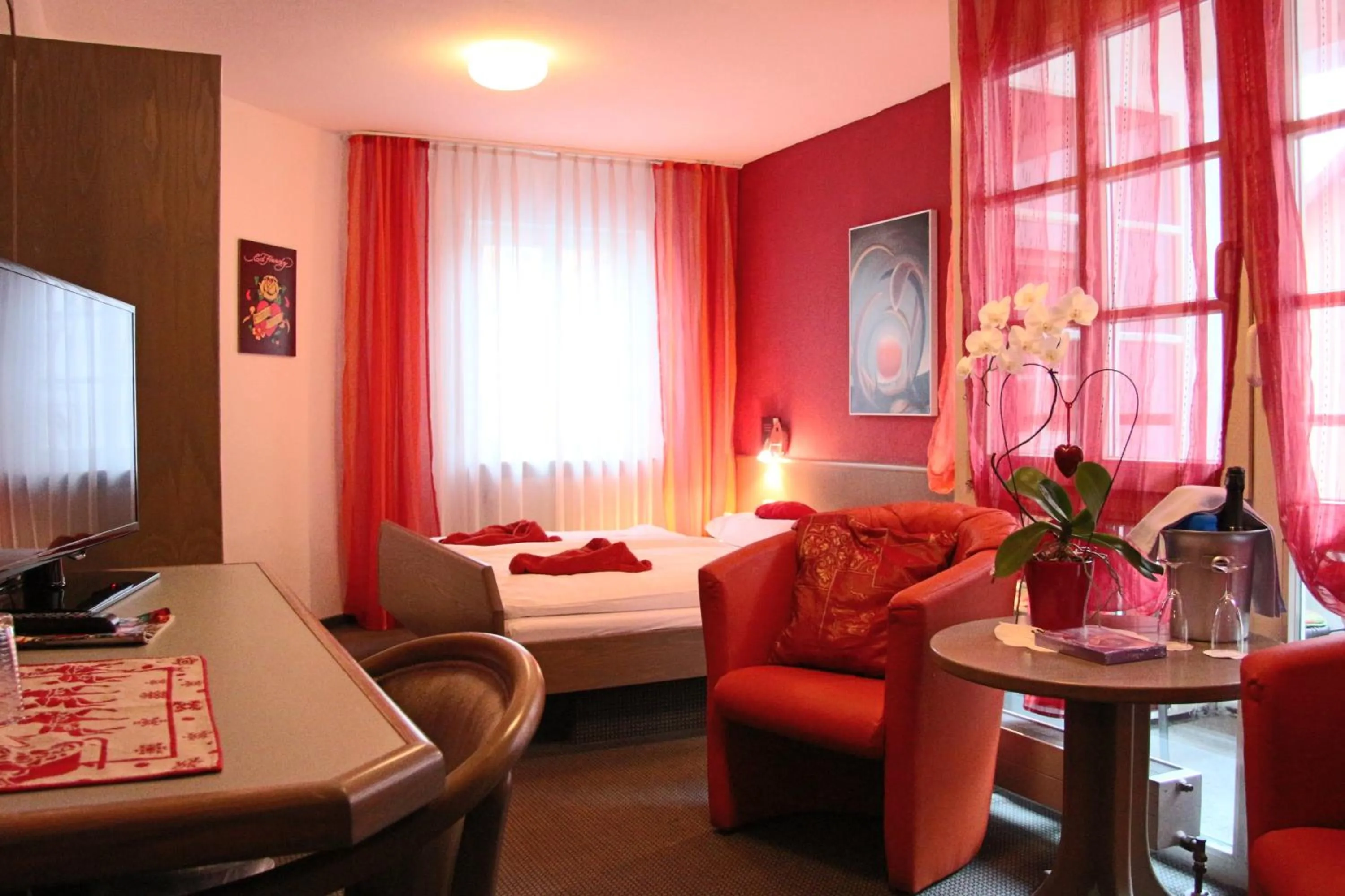 Photo of the whole room, Bed in Hotel am Schloss Neuenstein