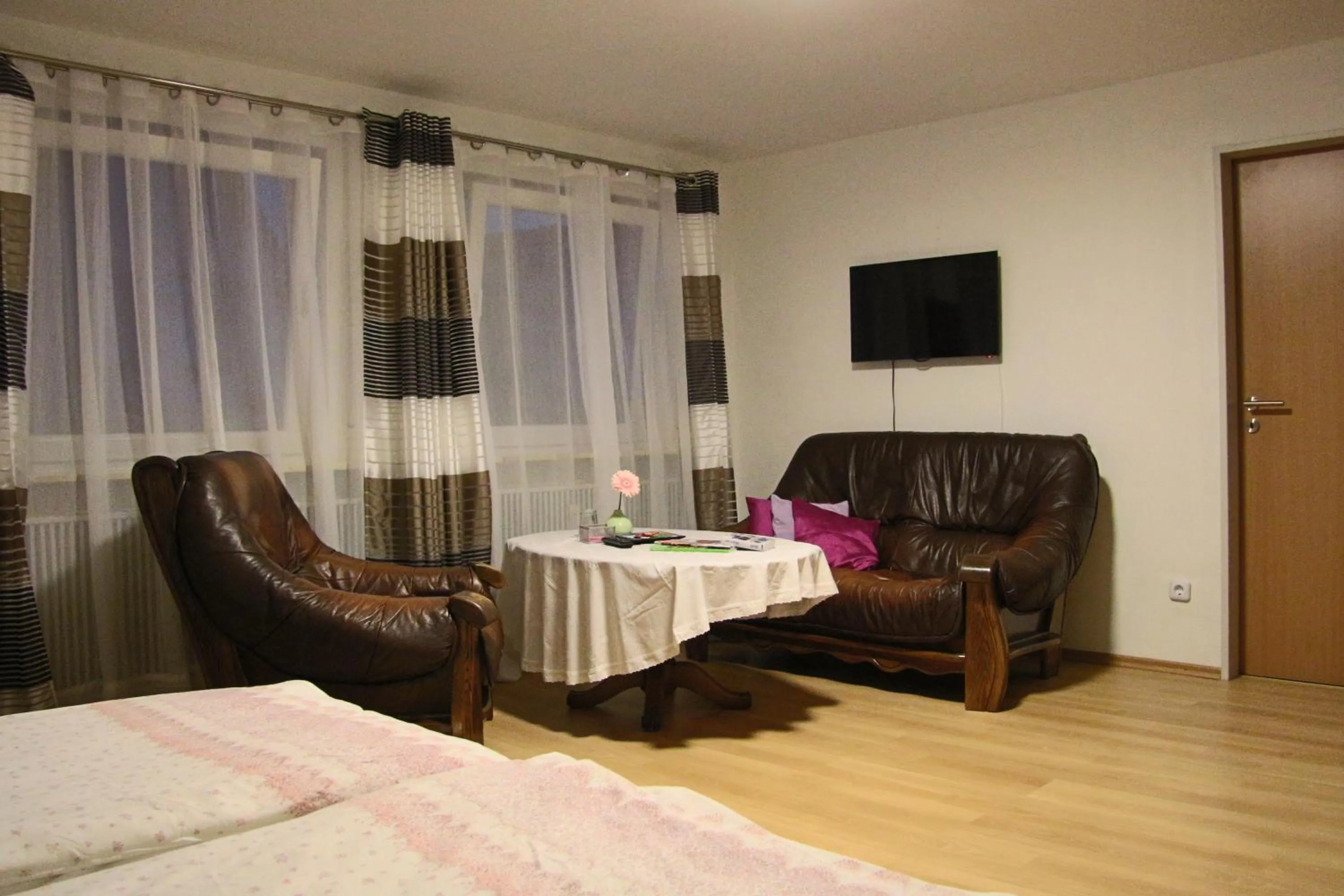 Living room, Bed in Hotel am Schloss Neuenstein