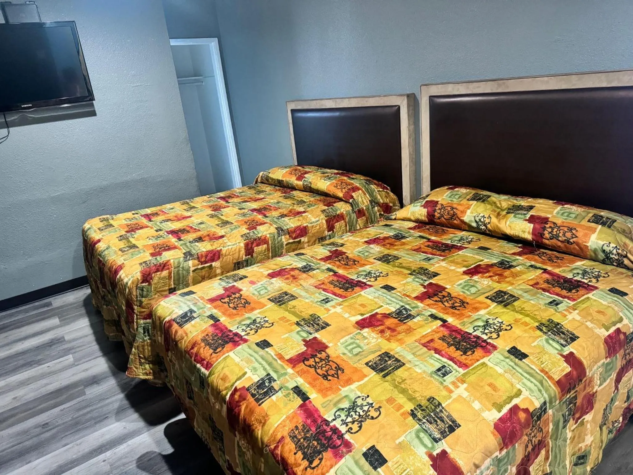 Bed in King Castle Motel