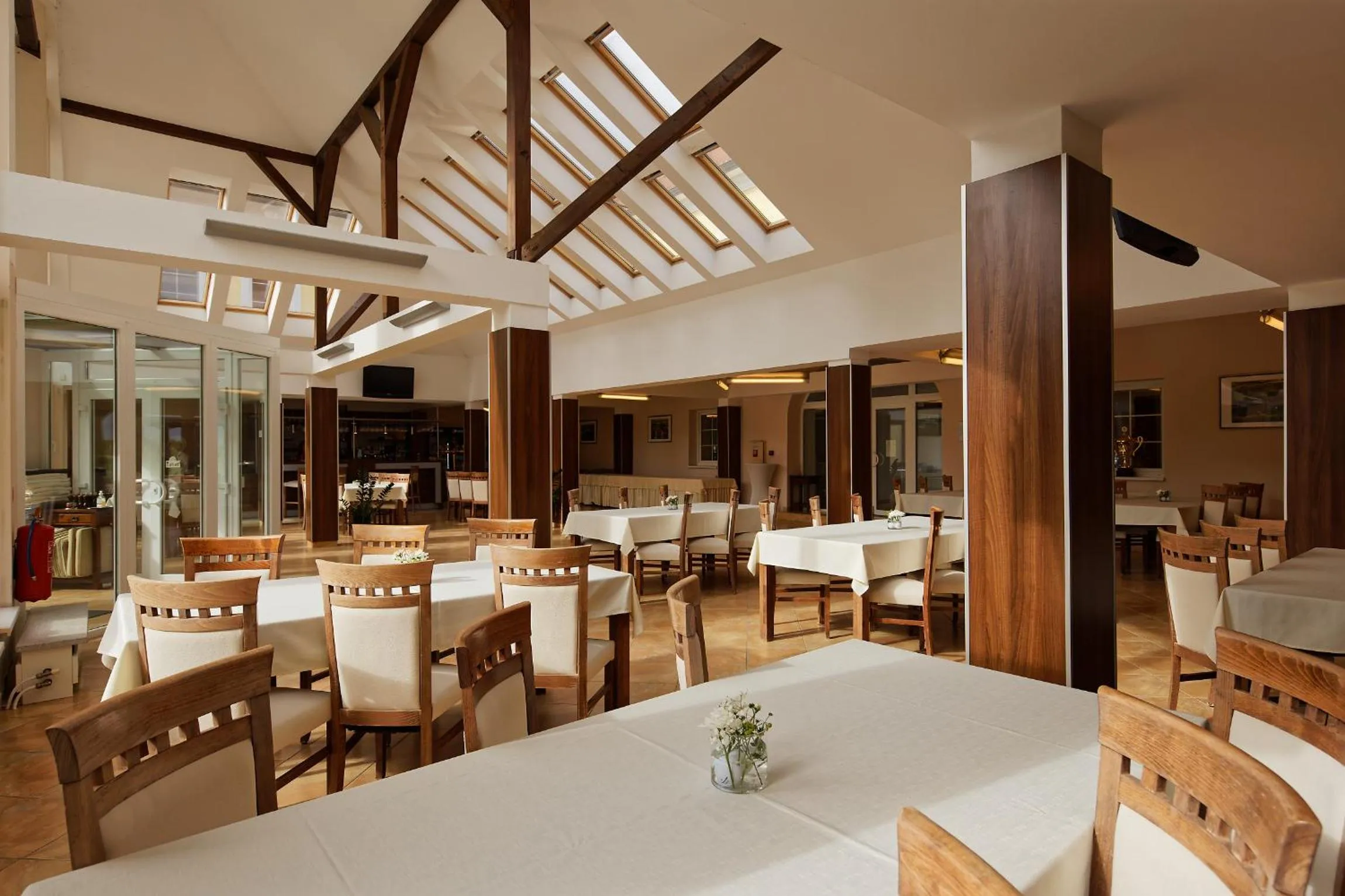 Restaurant/places to eat in Apex Hotel