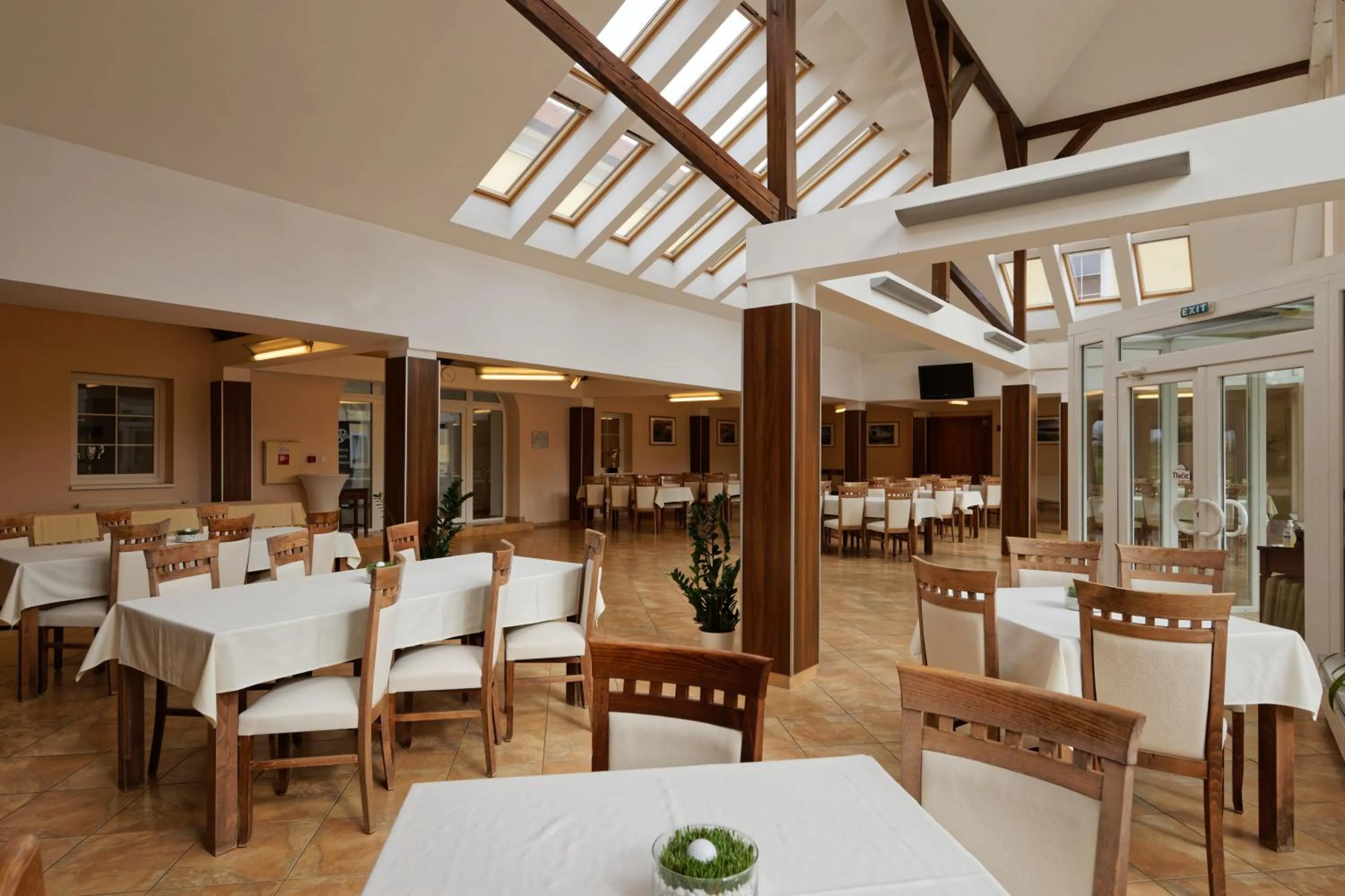 Restaurant/places to eat in Apex Hotel