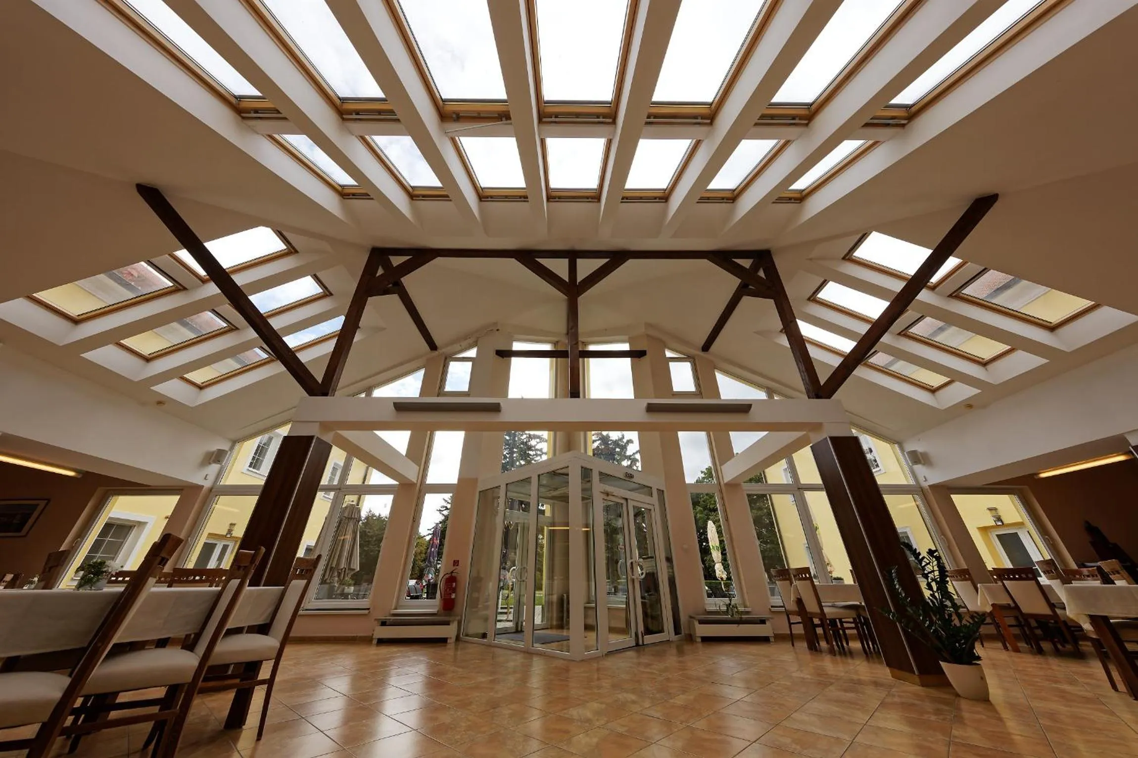 Restaurant/places to eat in Apex Hotel