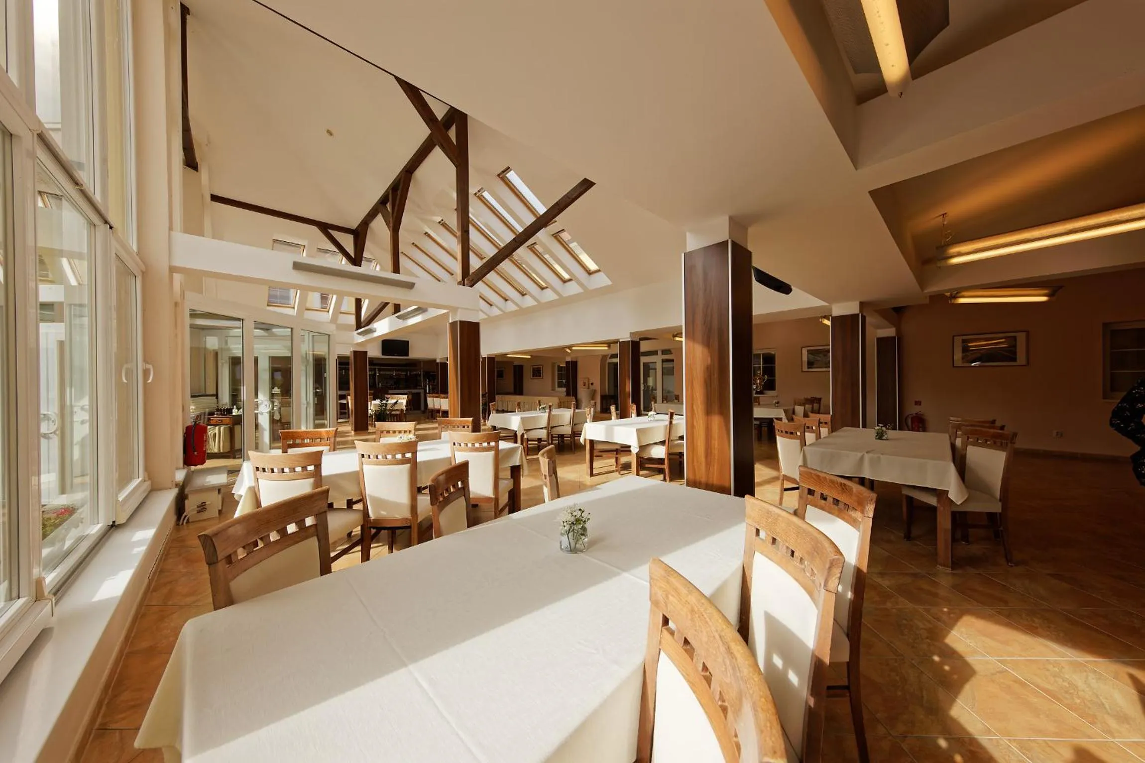 Restaurant/places to eat in Apex Hotel
