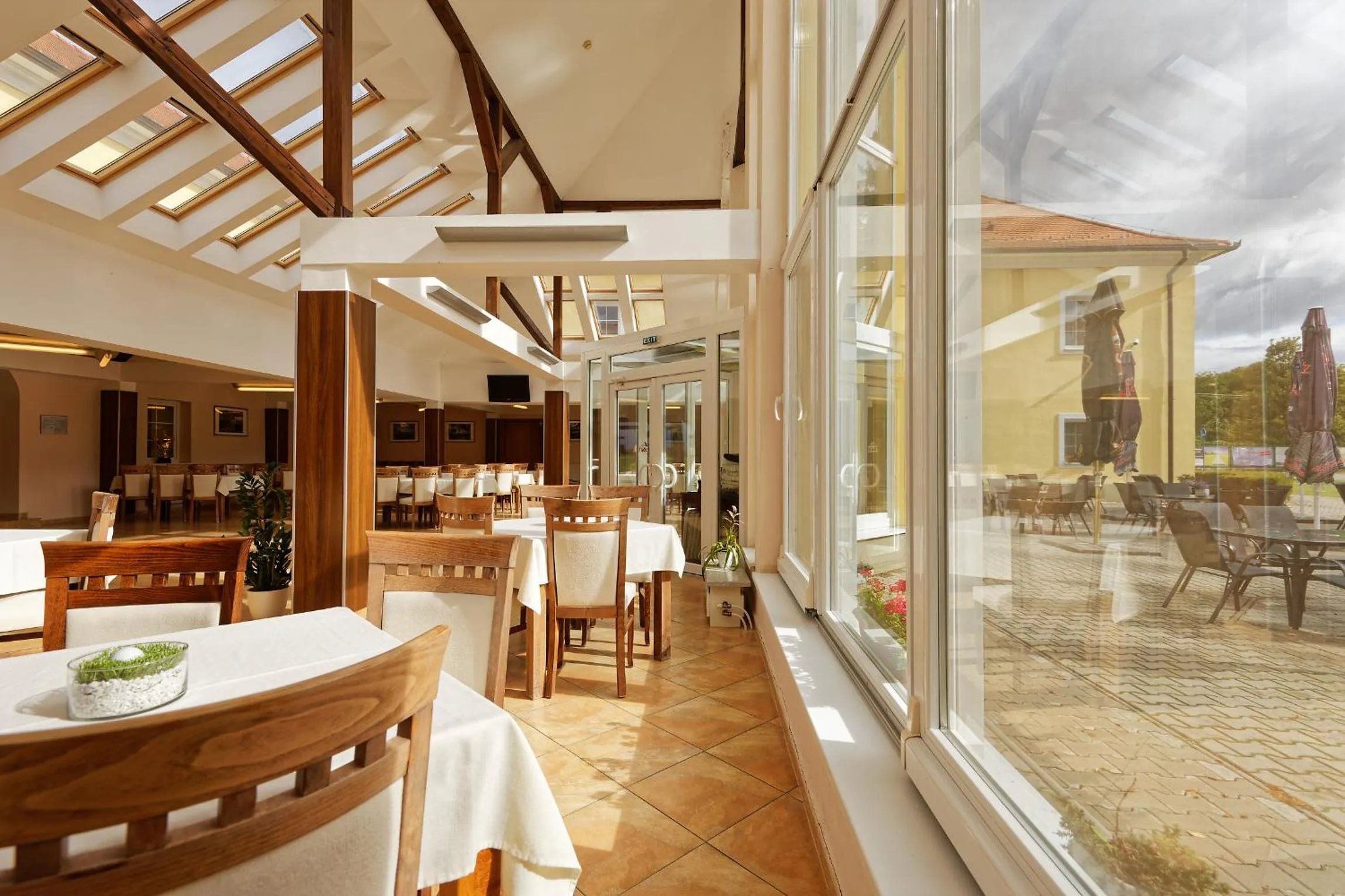 Restaurant/places to eat in Apex Hotel