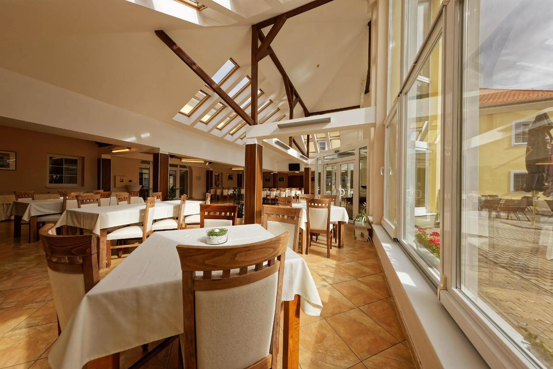 Restaurant/places to eat in Apex Hotel