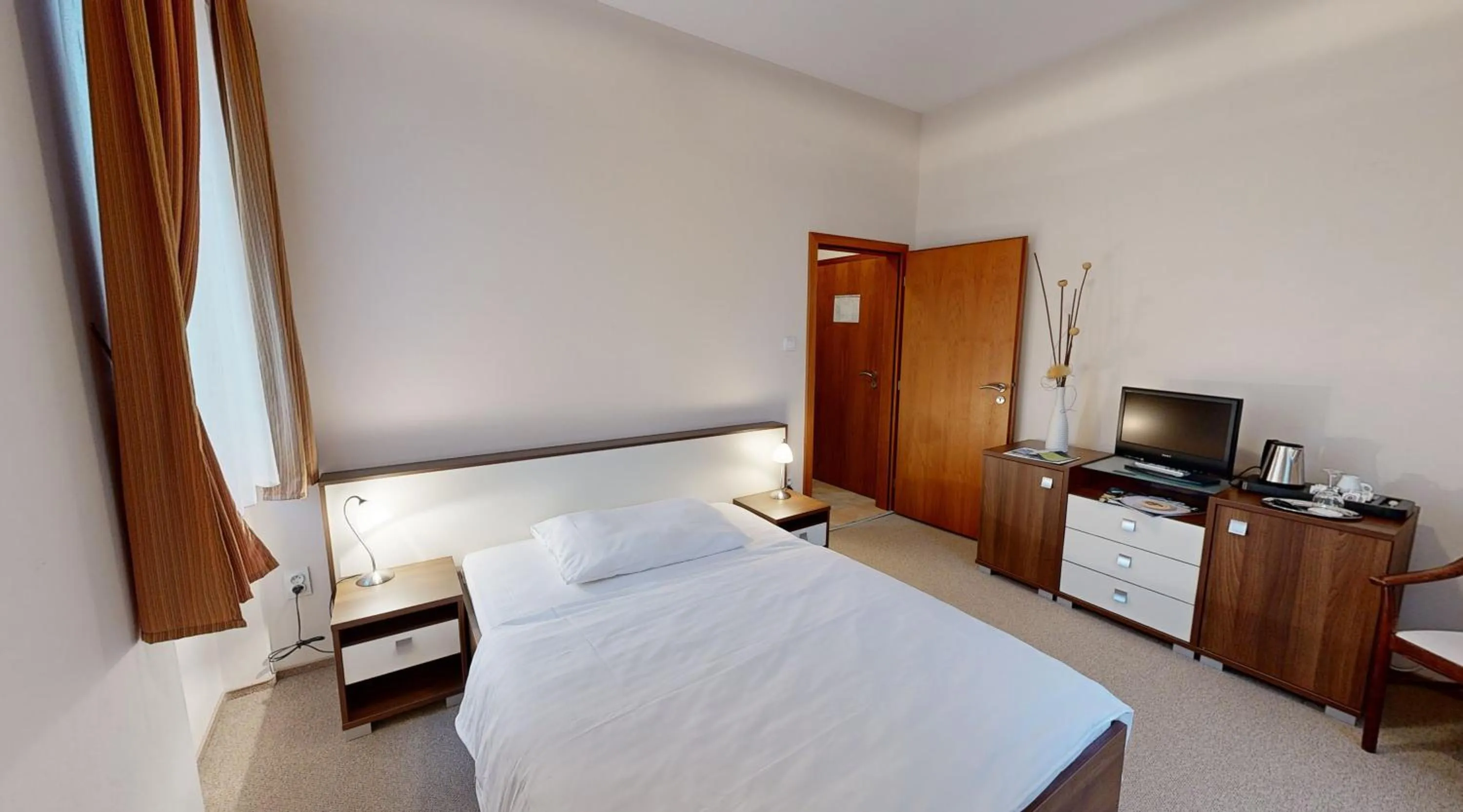 Photo of the whole room in Apex Hotel