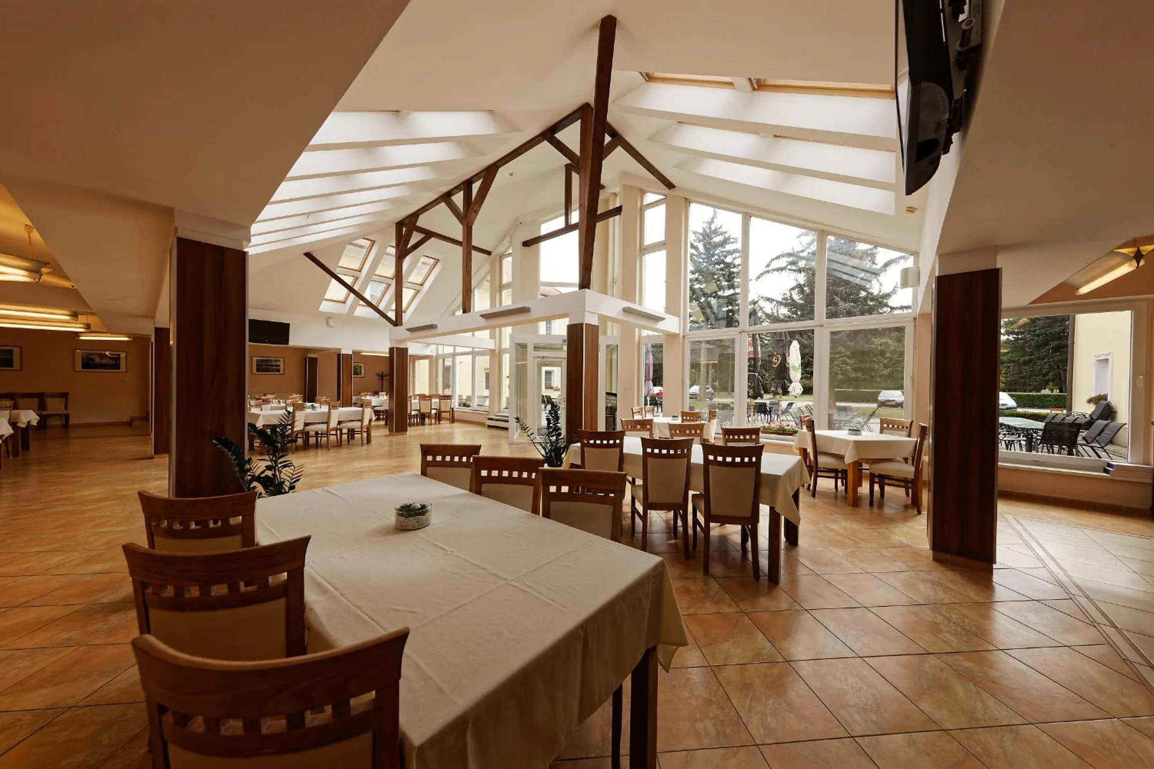 Restaurant/places to eat in Apex Hotel