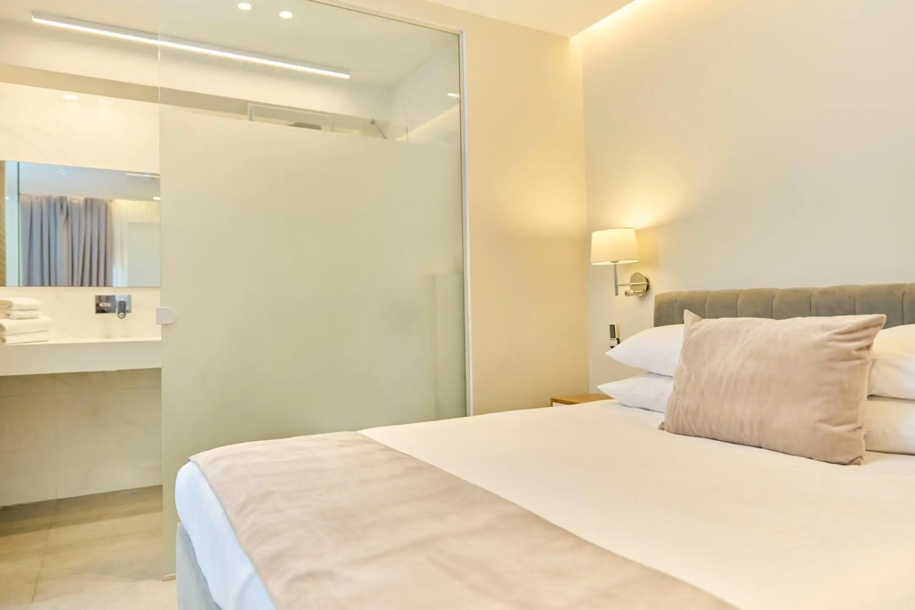 Deluxe Double Room in H7 TLV Deluxe Double Room in H7 TLV