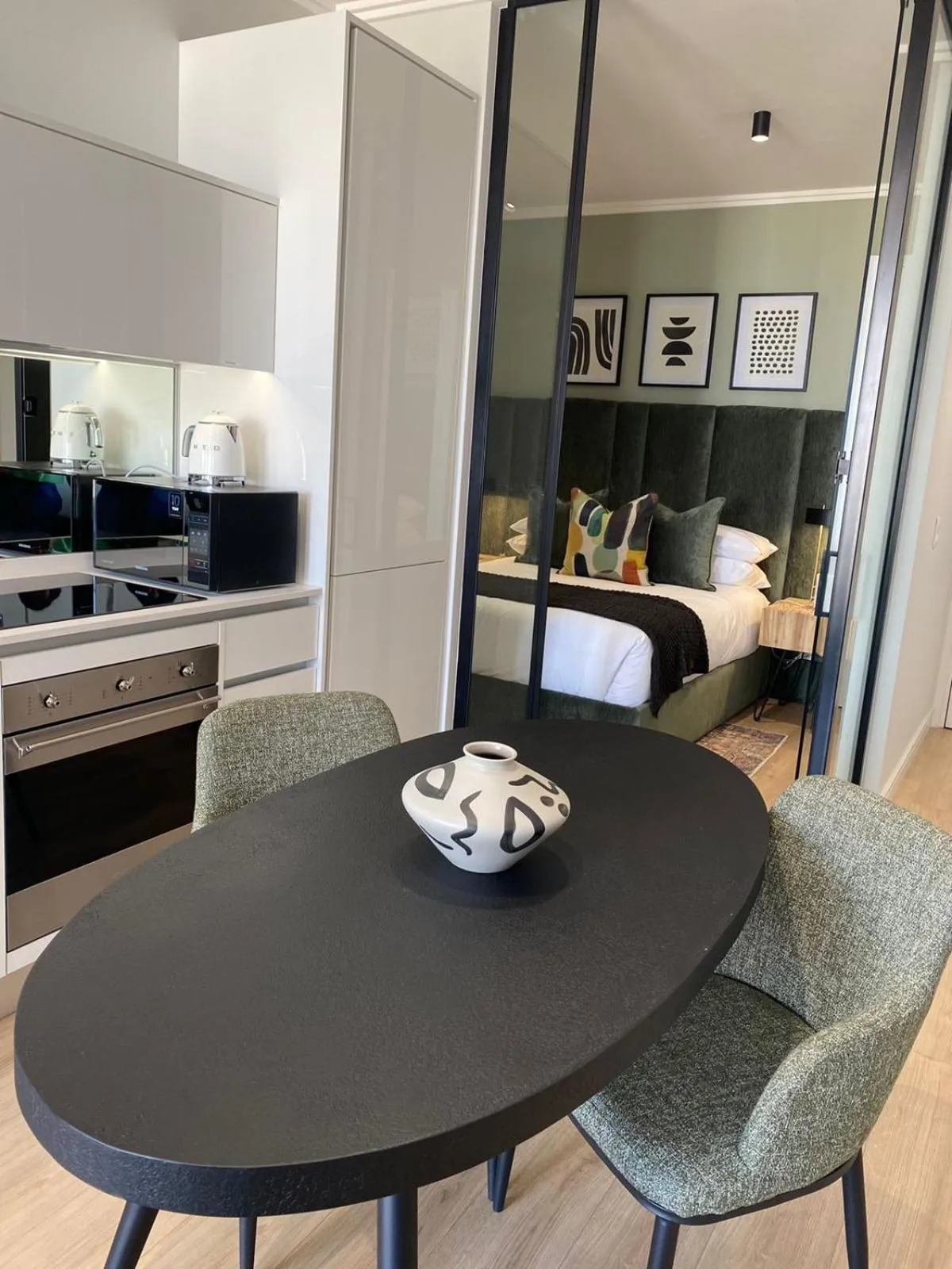 Coffee/tea facilities in Executive Apartment at Ellipse Waterfall