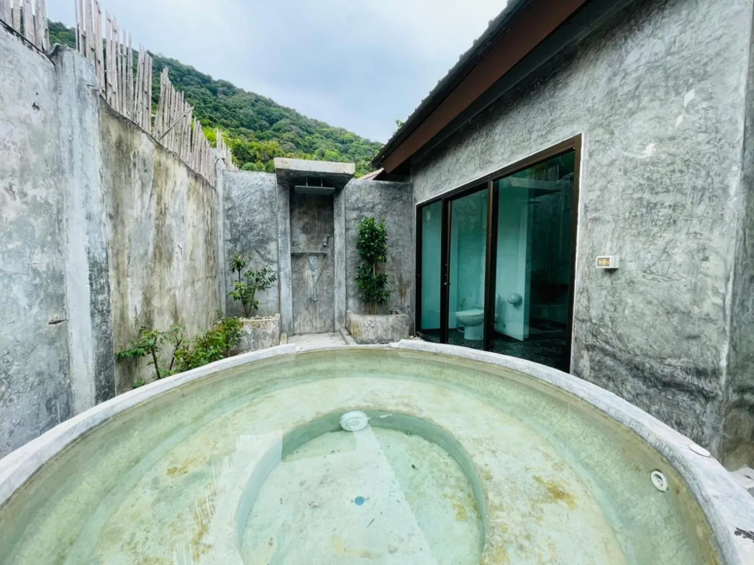 Bath in The Sea Resort Haad Rin