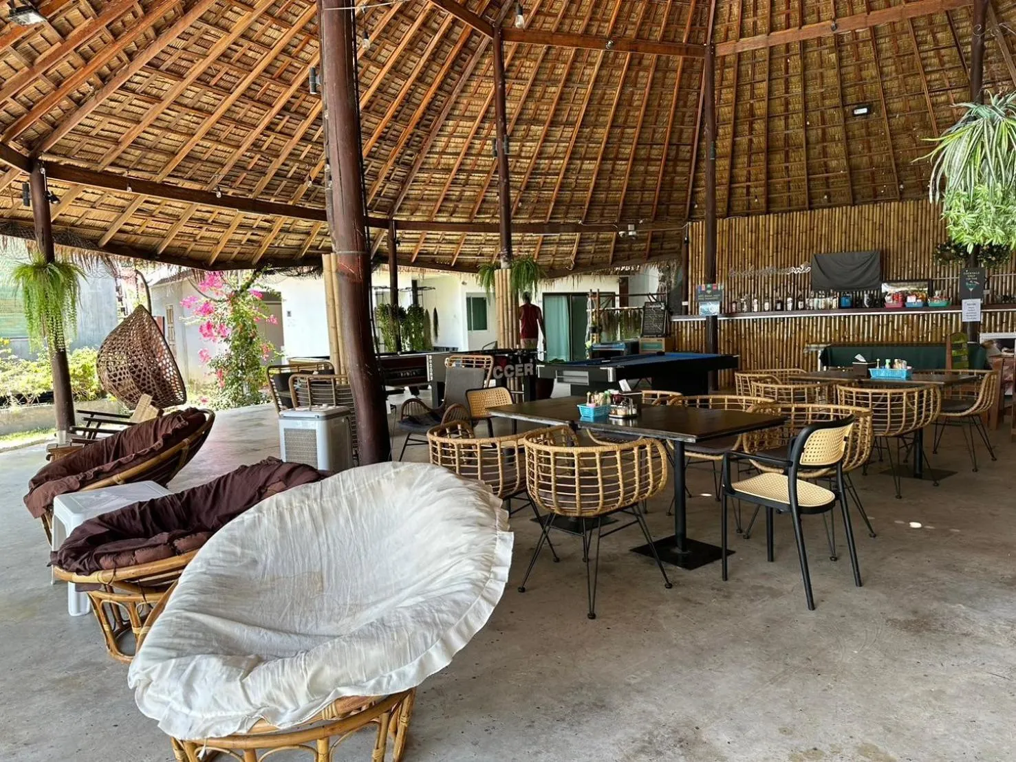 Lounge or bar in The Sea Resort Haad Rin
