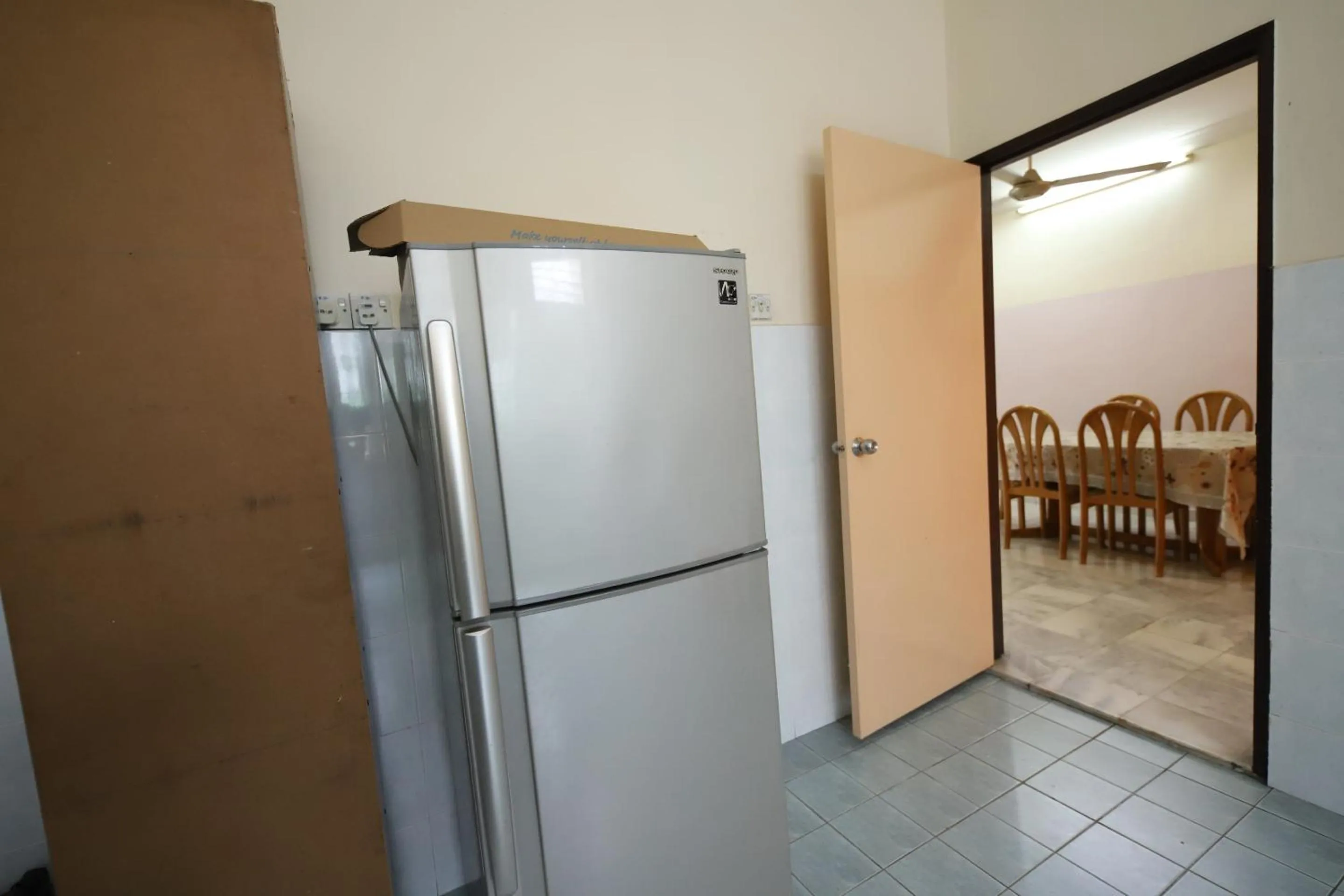 Kitchen or kitchenette in OYO Homes 90575 CK Bahau Homestay