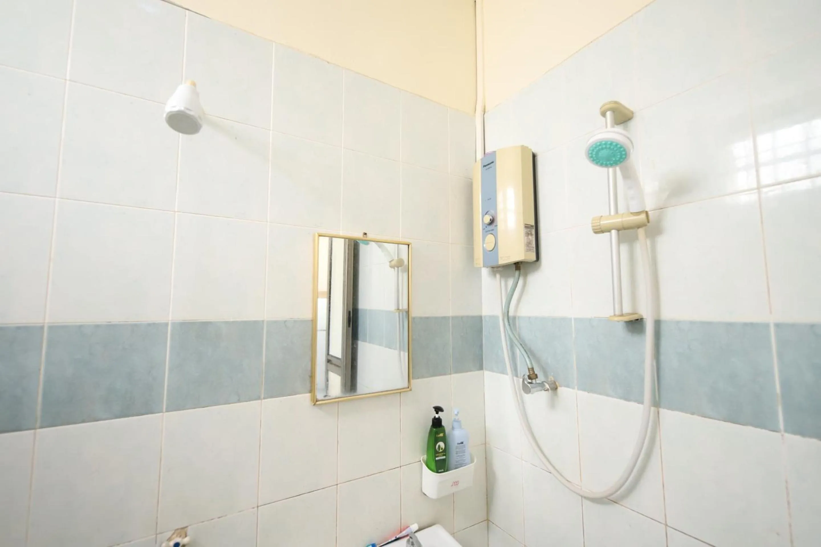 Bathroom in OYO Homes 90575 CK Bahau Homestay