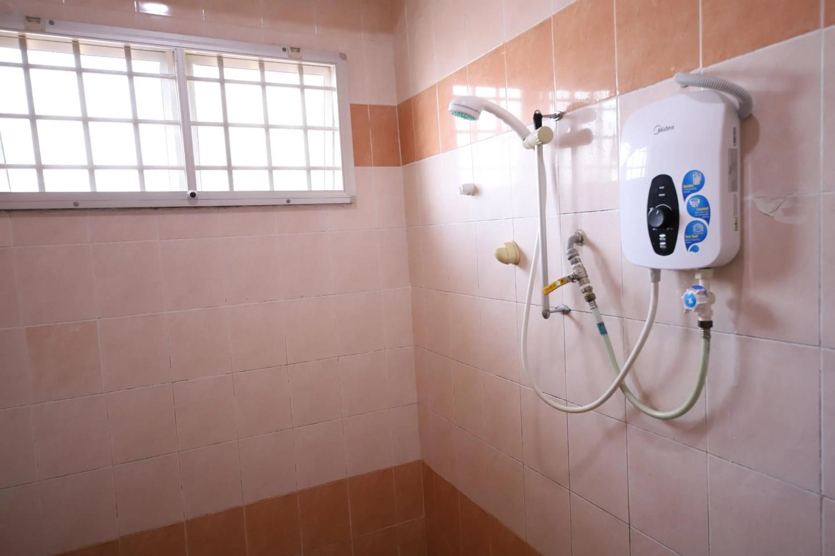 Bathroom in OYO Homes 90575 CK Bahau Homestay