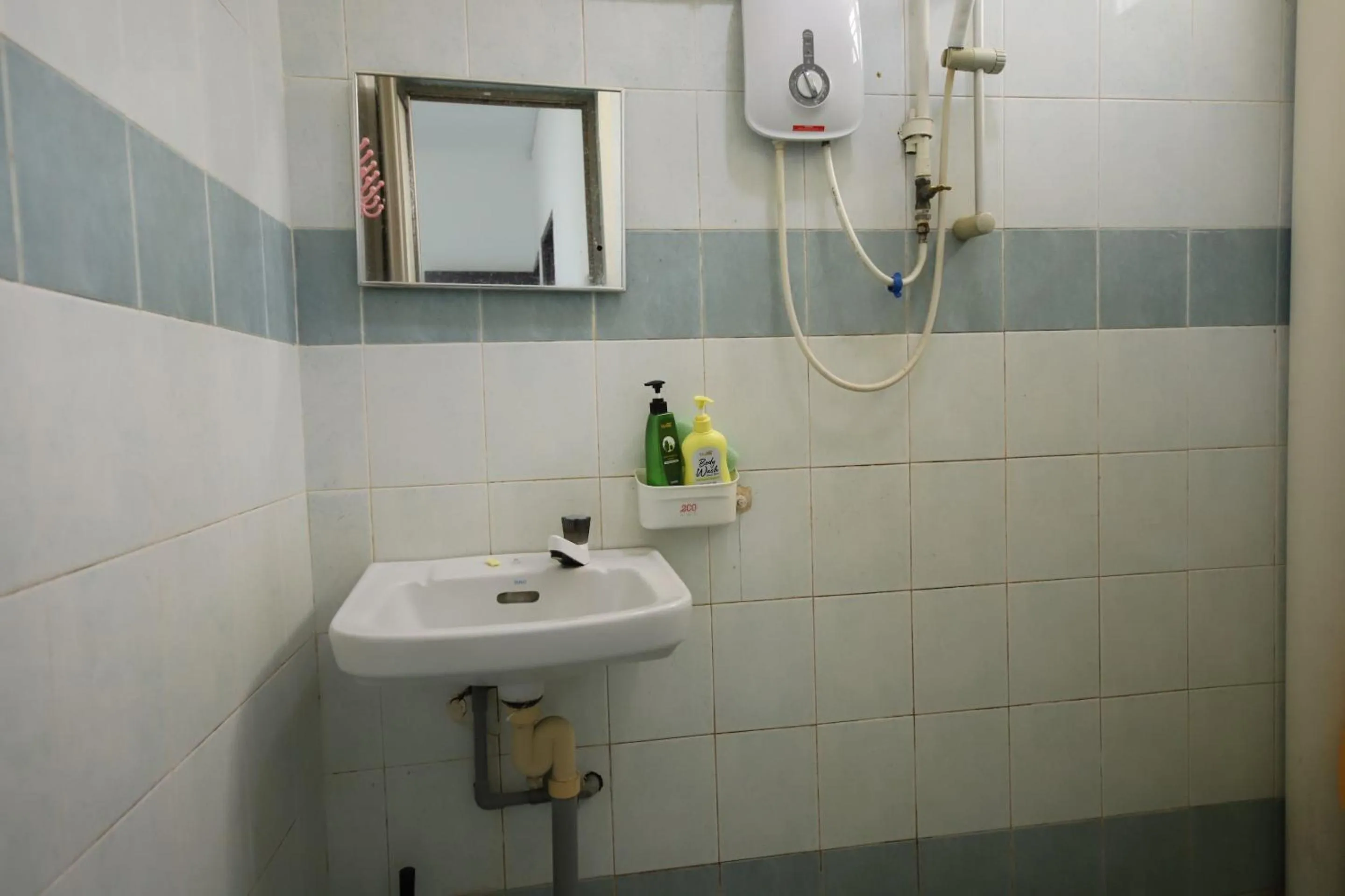 Bathroom in OYO Homes 90575 CK Bahau Homestay