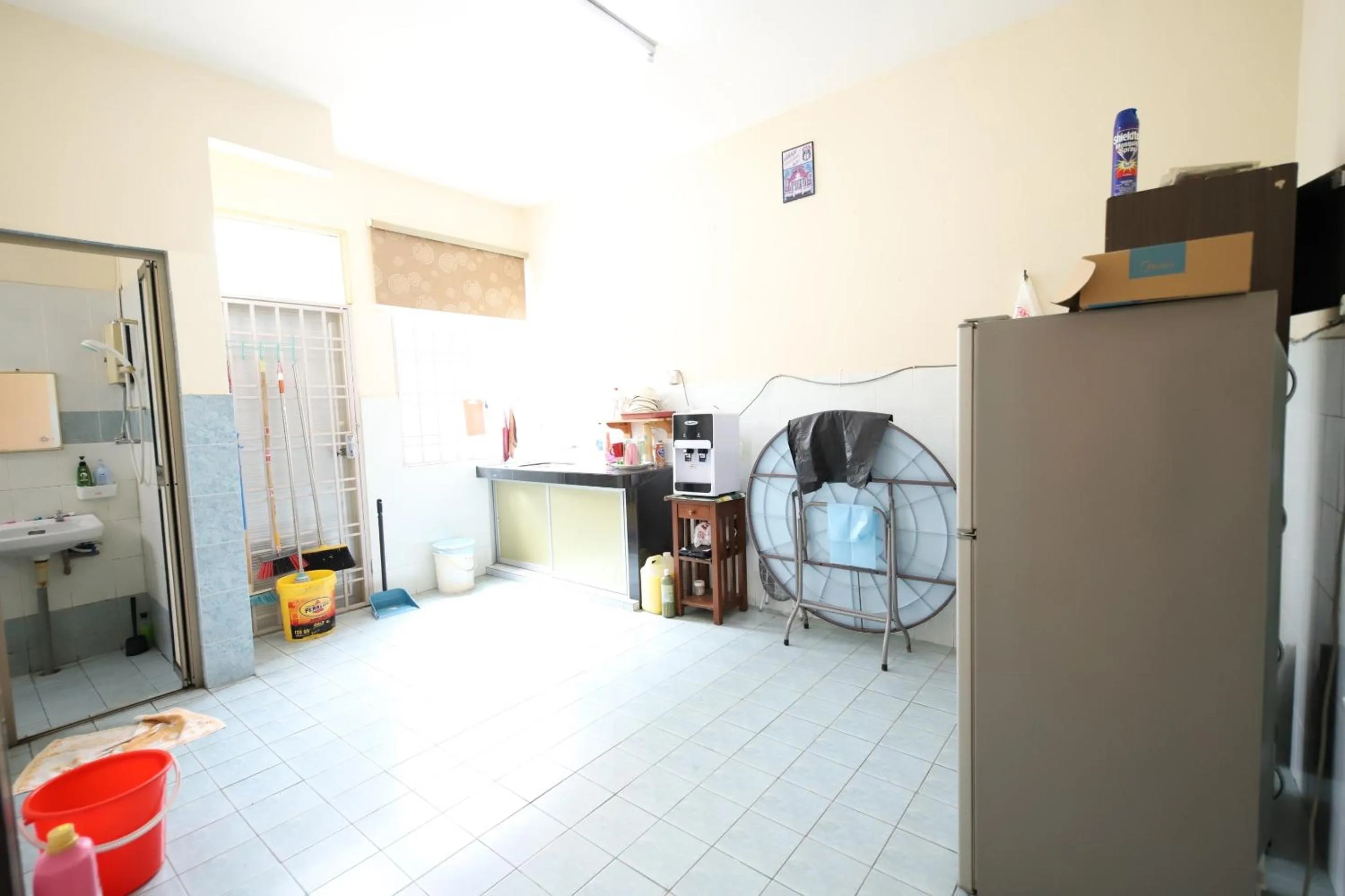 Kitchen or kitchenette in OYO Homes 90575 CK Bahau Homestay
