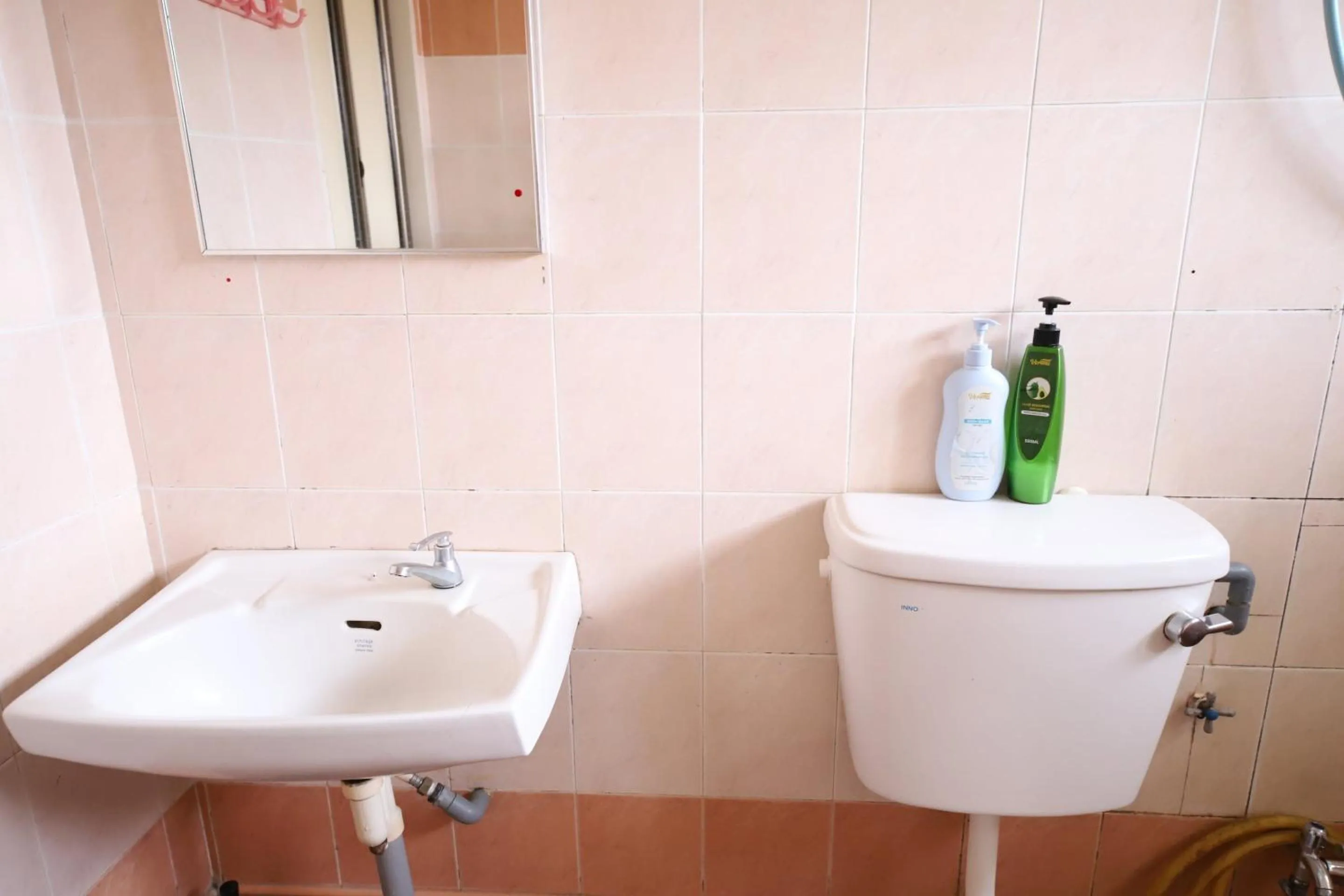 Bathroom in OYO Homes 90575 CK Bahau Homestay