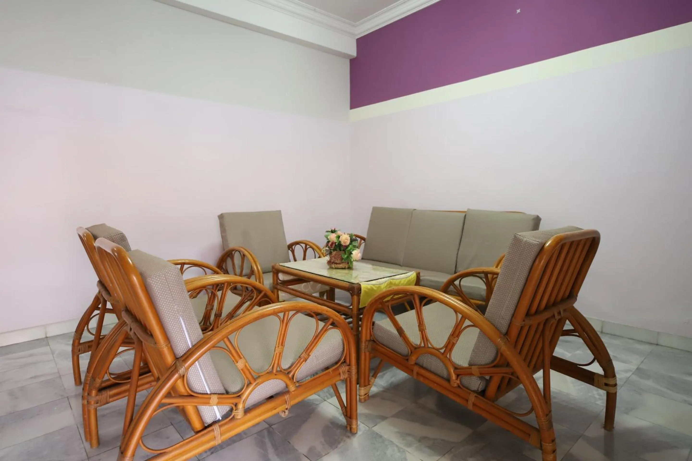 Dining area in OYO Homes 90575 CK Bahau Homestay
