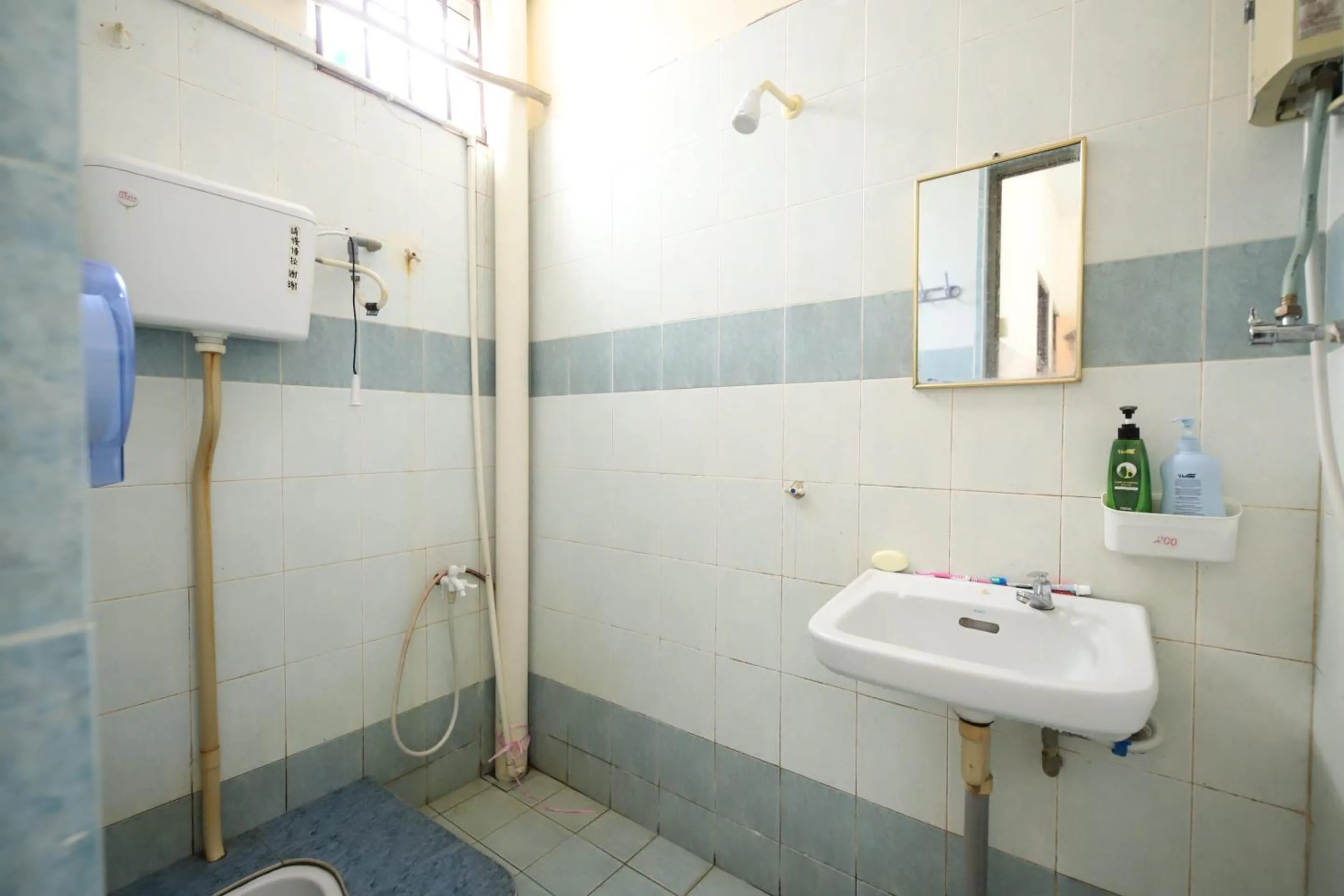 Bathroom in OYO Homes 90575 CK Bahau Homestay