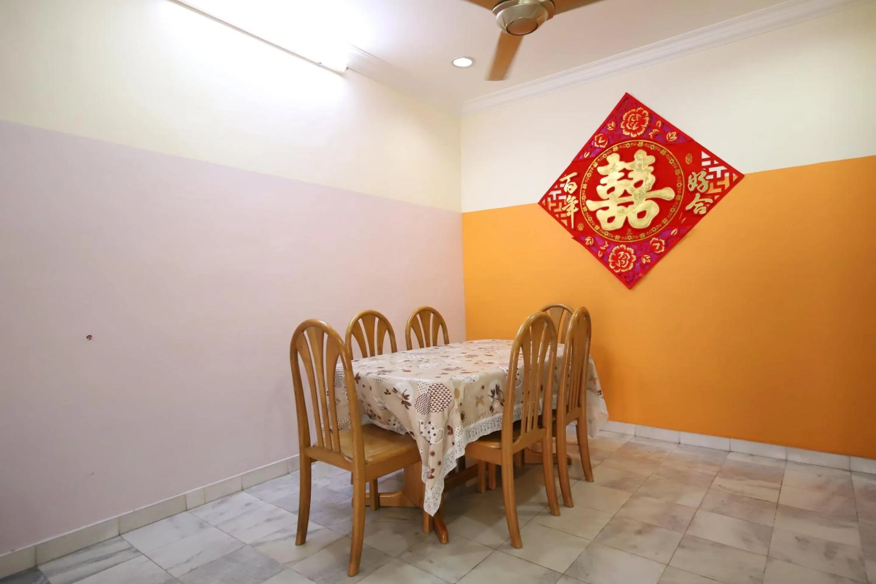Dining area in OYO Homes 90575 CK Bahau Homestay