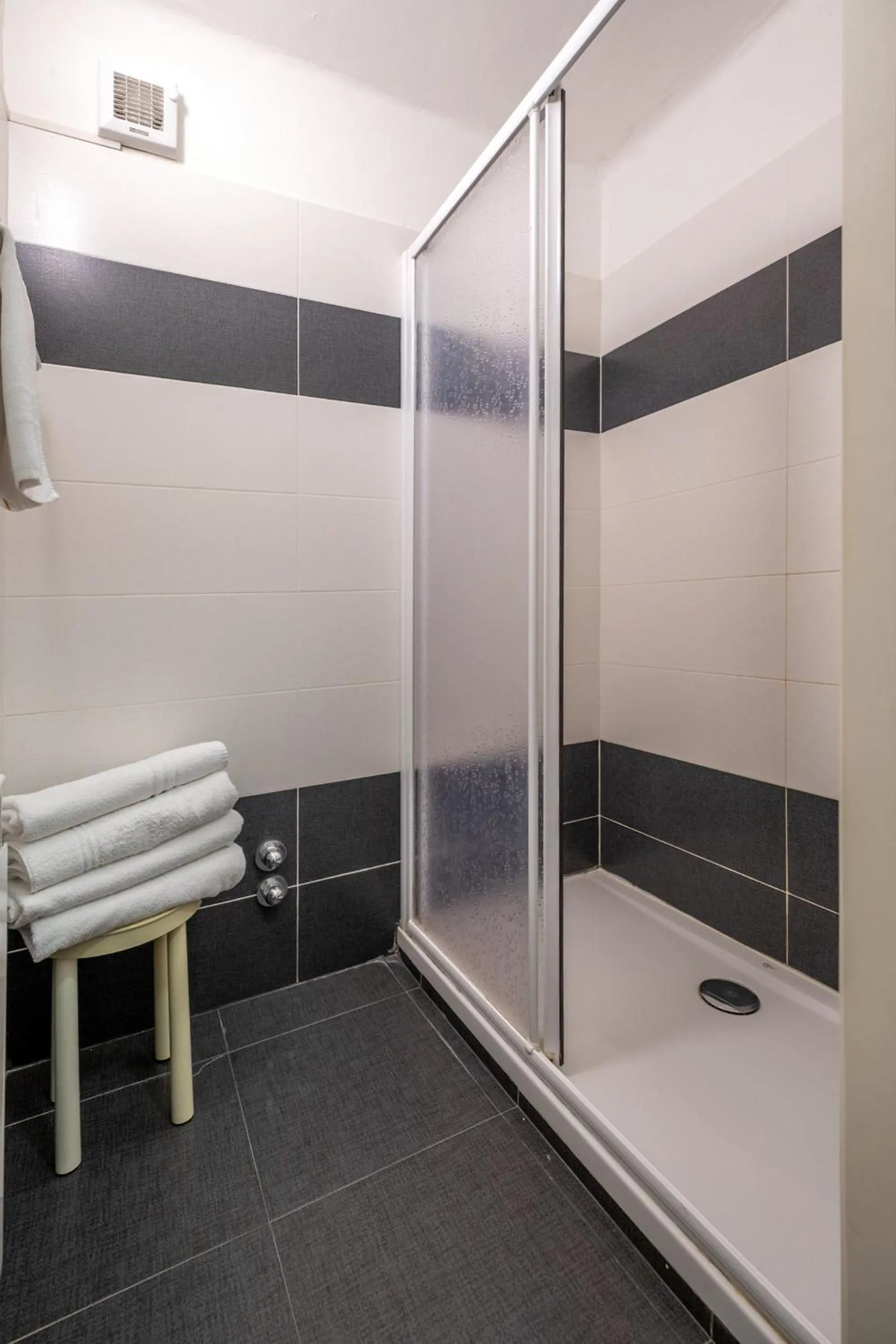 Shower in Hotel Principe