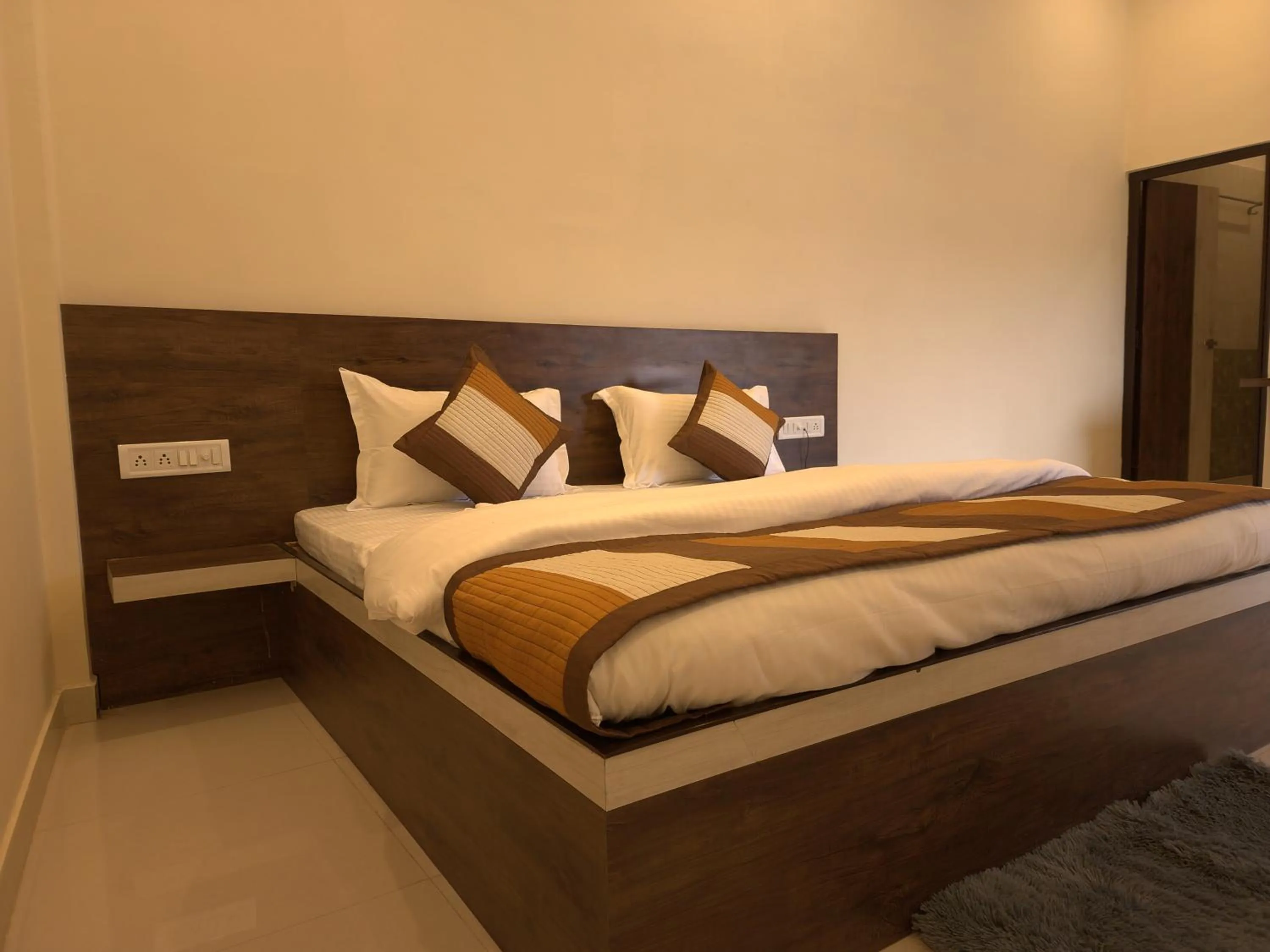 Photo of the whole room in Green Club Farm