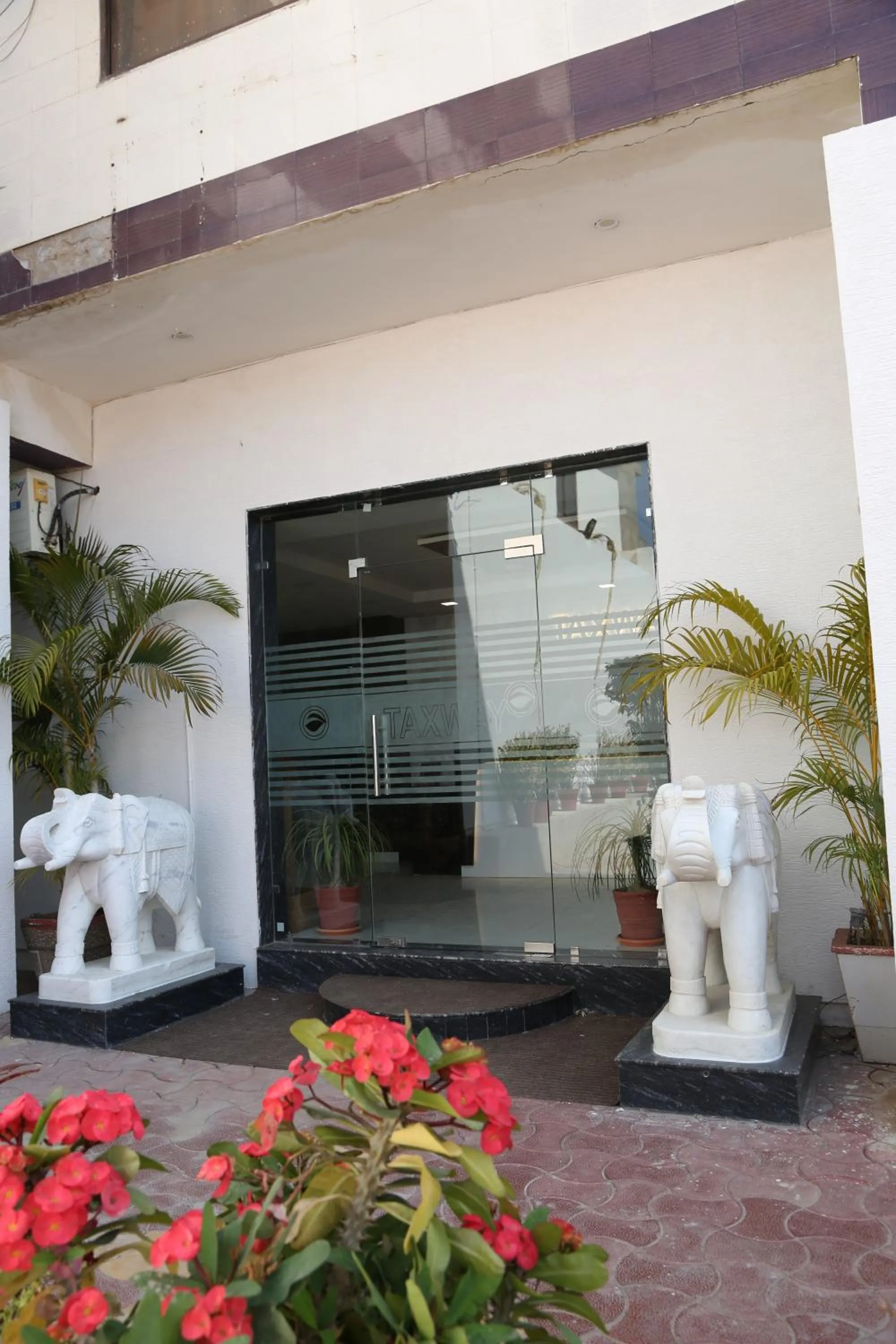 Facade/entrance in Green Club Farm