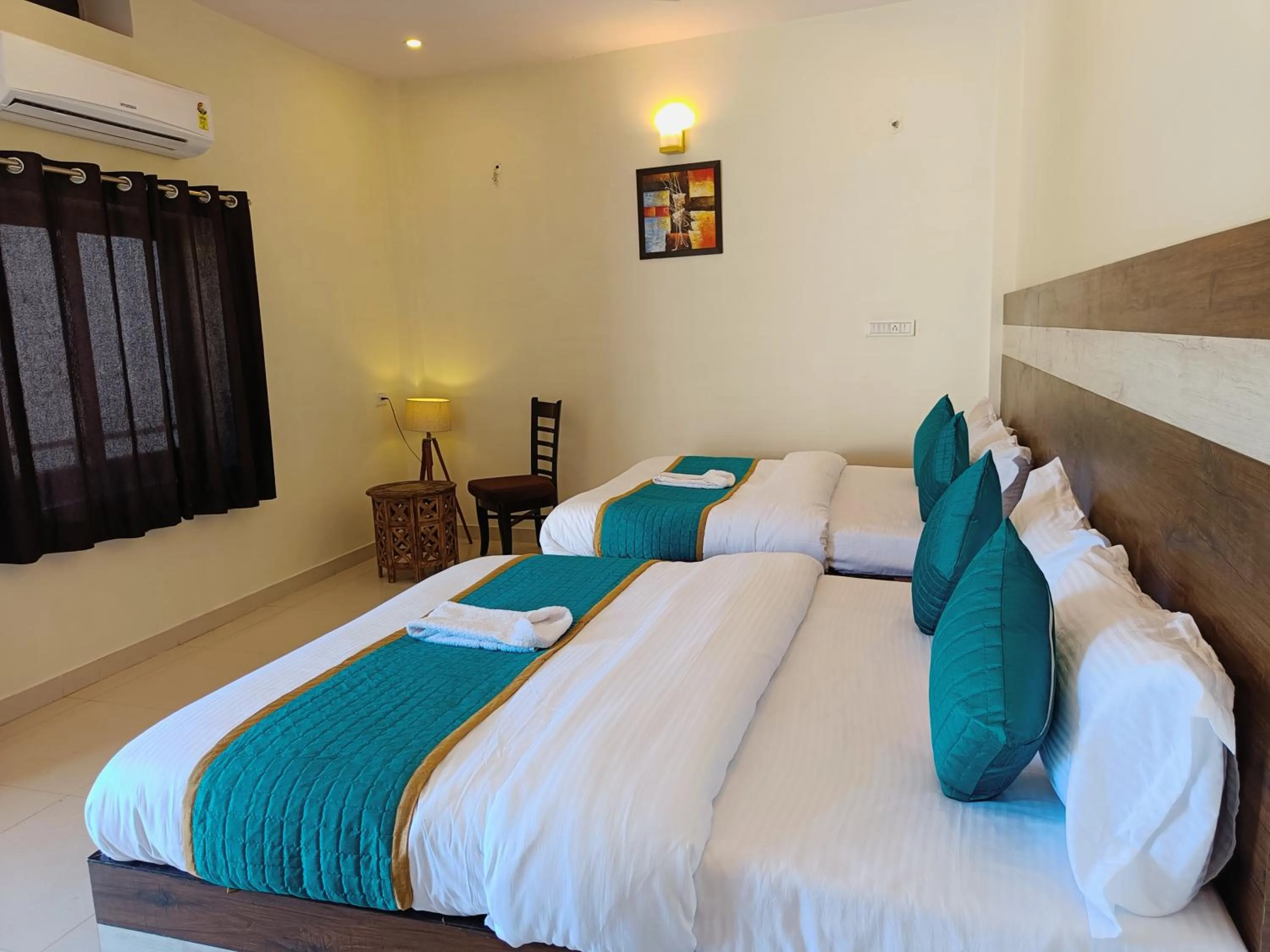 Photo of the whole room in Green Club Farm