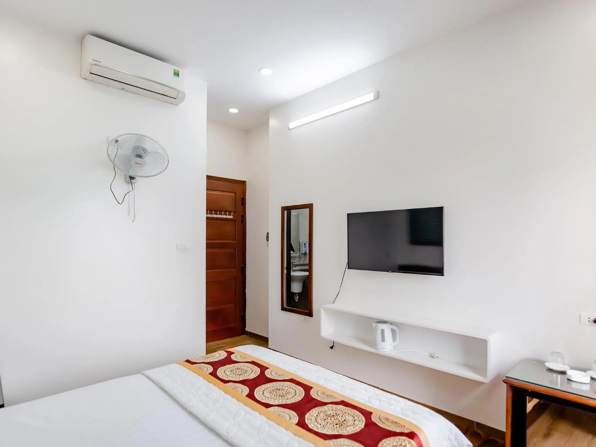 TV and multimedia, Bed in Phuong Nam Luxury Hotel Long Bien