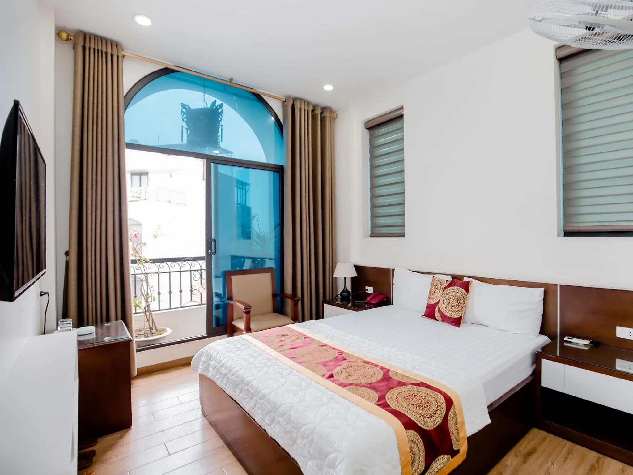 Photo of the whole room, Bed in Phuong Nam Luxury Hotel Long Bien