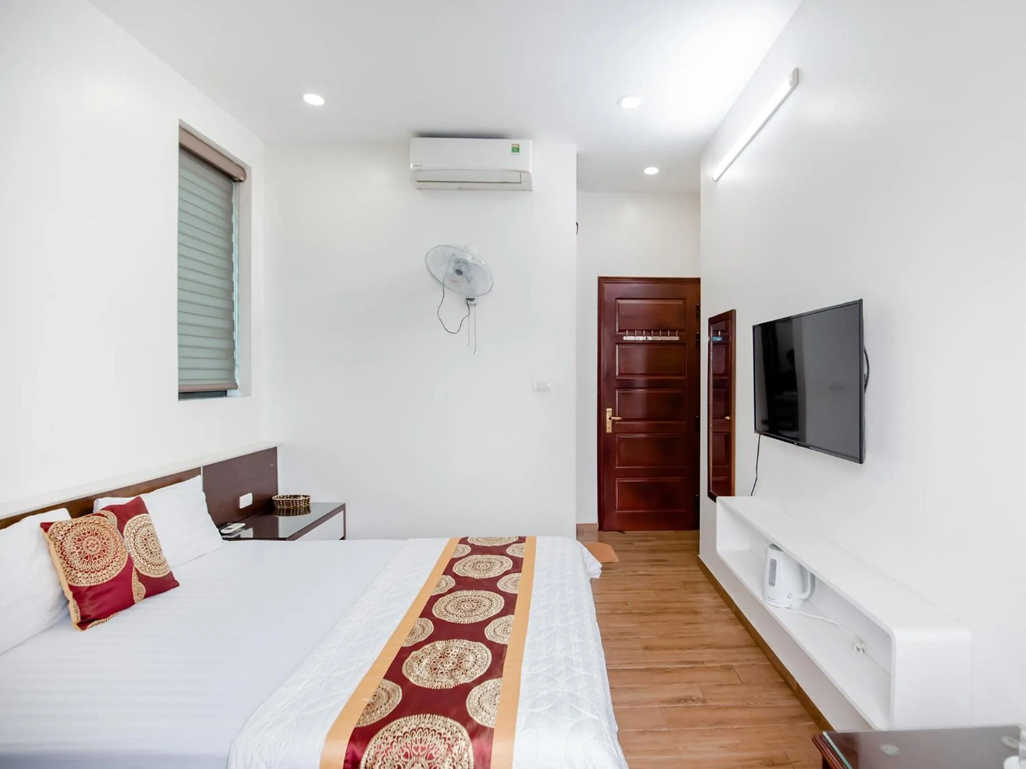 air conditioner, Bed in Phuong Nam Luxury Hotel Long Bien