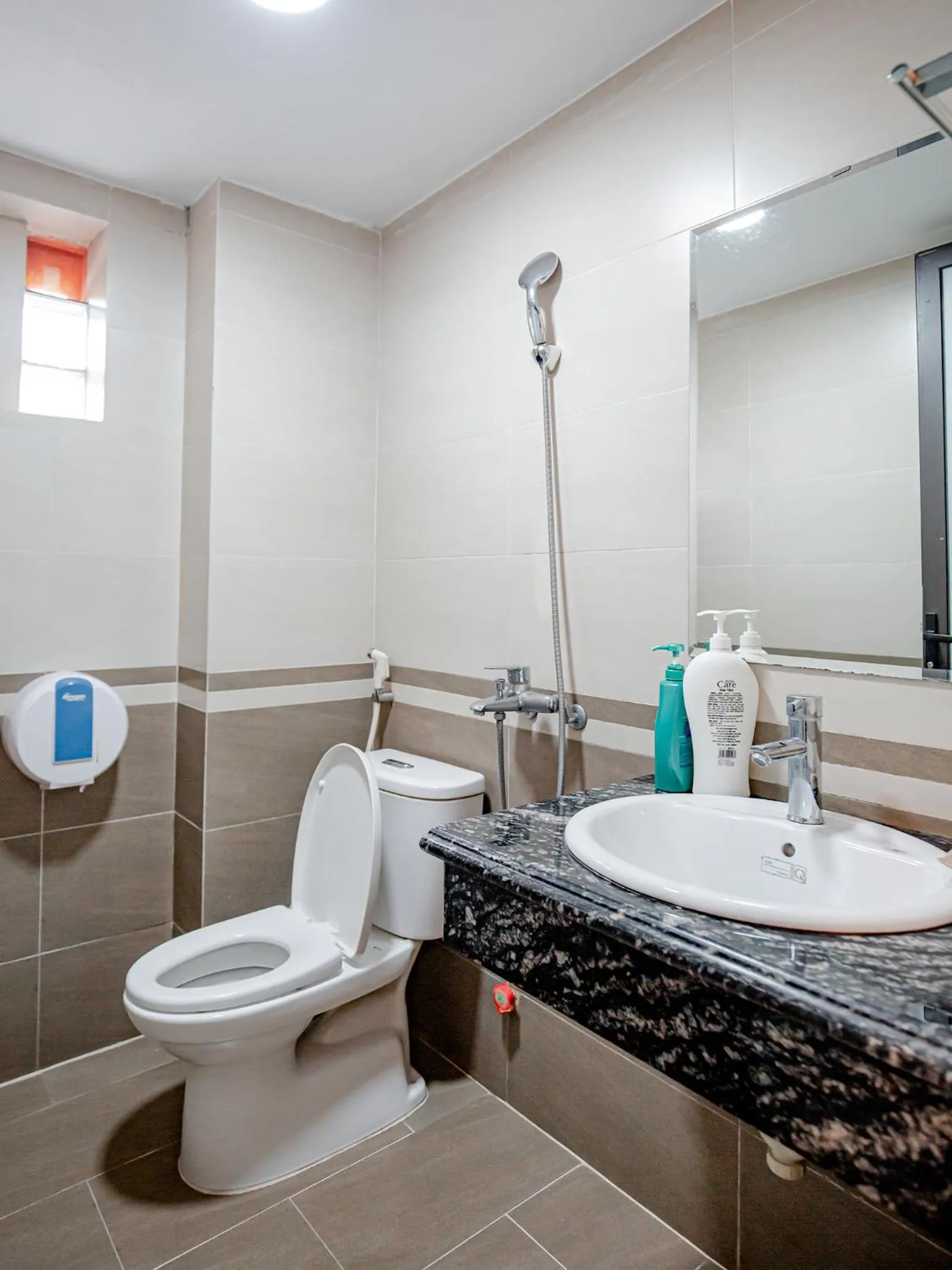 Toilet in Phuong Nam Luxury Hotel Long Bien