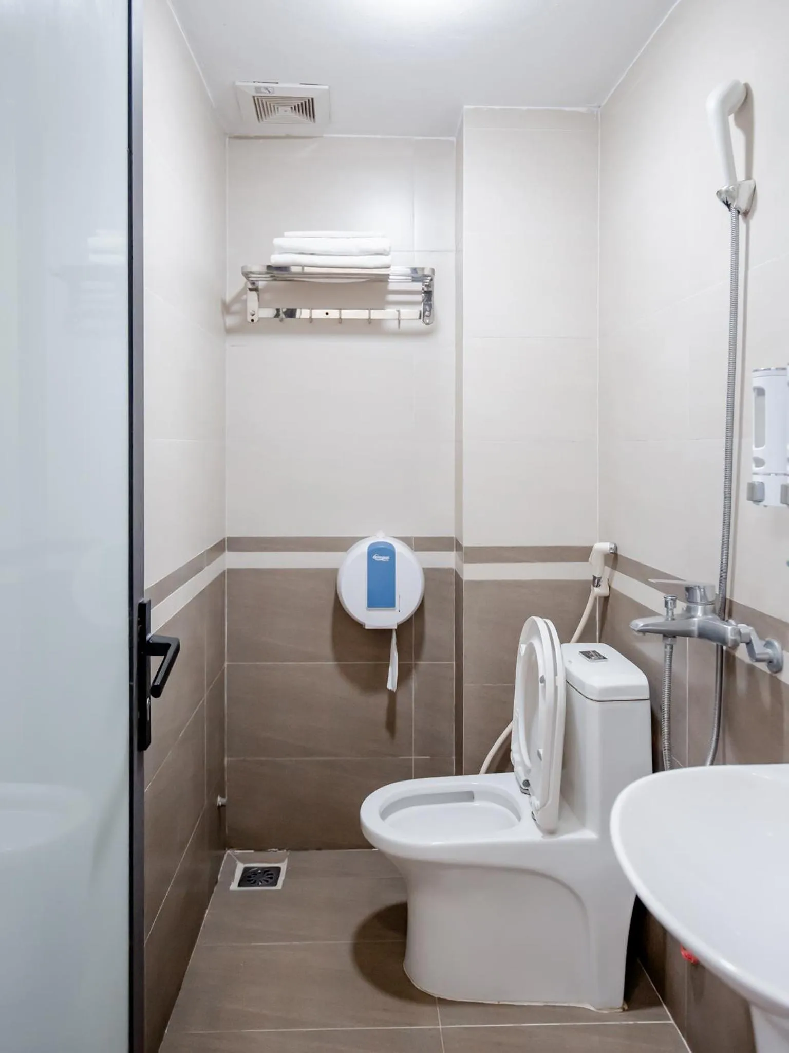 Bathroom in Phuong Nam Luxury Hotel Long Bien