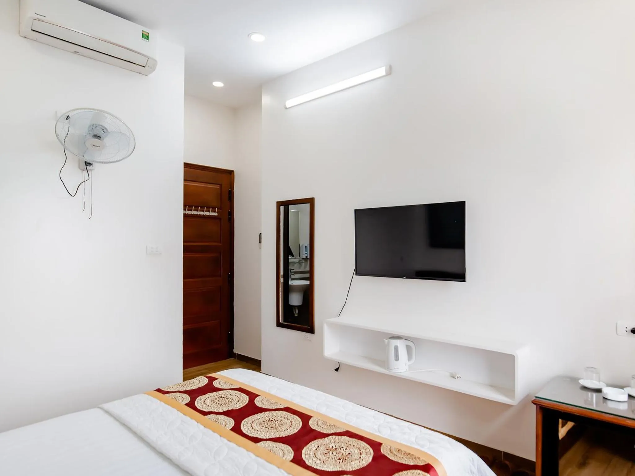 TV and multimedia, Bed in Phuong Nam Luxury Hotel Long Bien