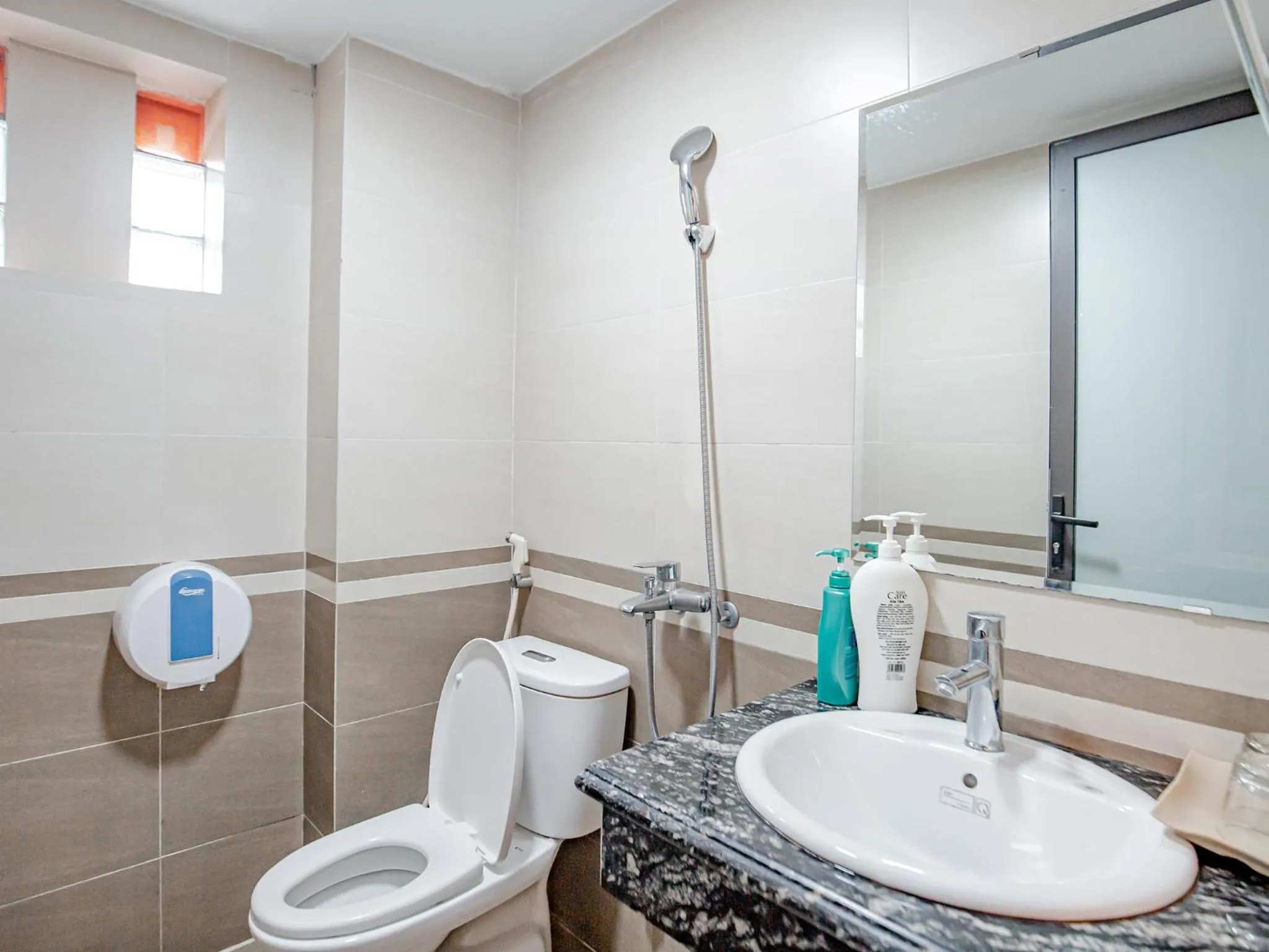 Shower in Phuong Nam Luxury Hotel Long Bien