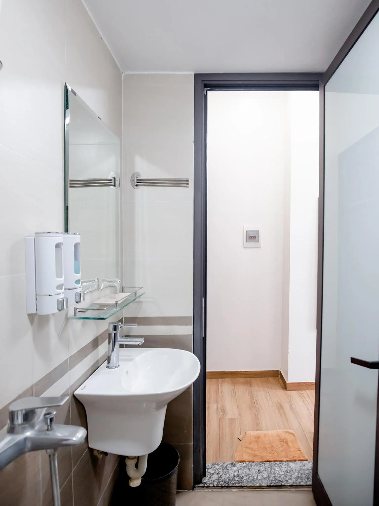 Toilet in Phuong Nam Luxury Hotel Long Bien