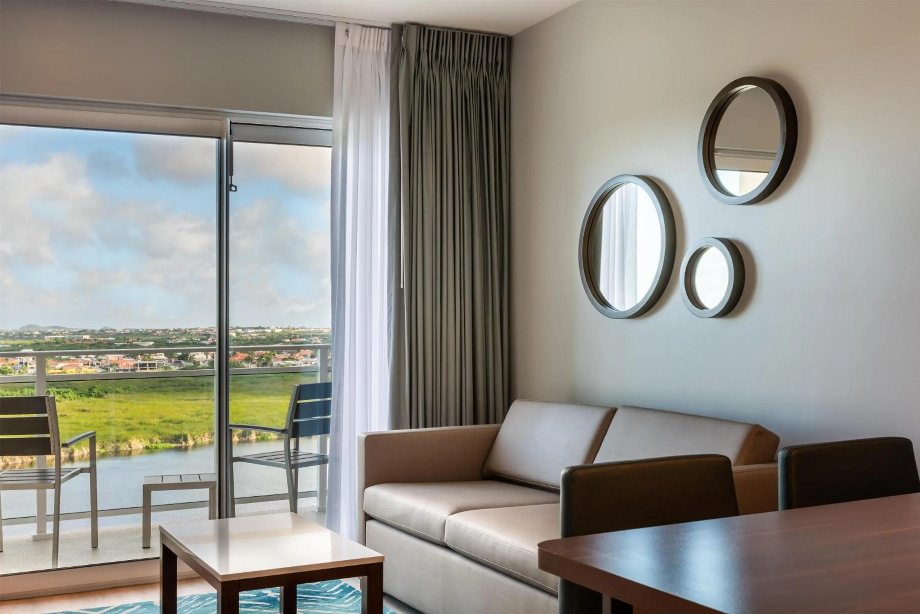Living room in Embassy Suites By Hilton Aruba Beach Resort