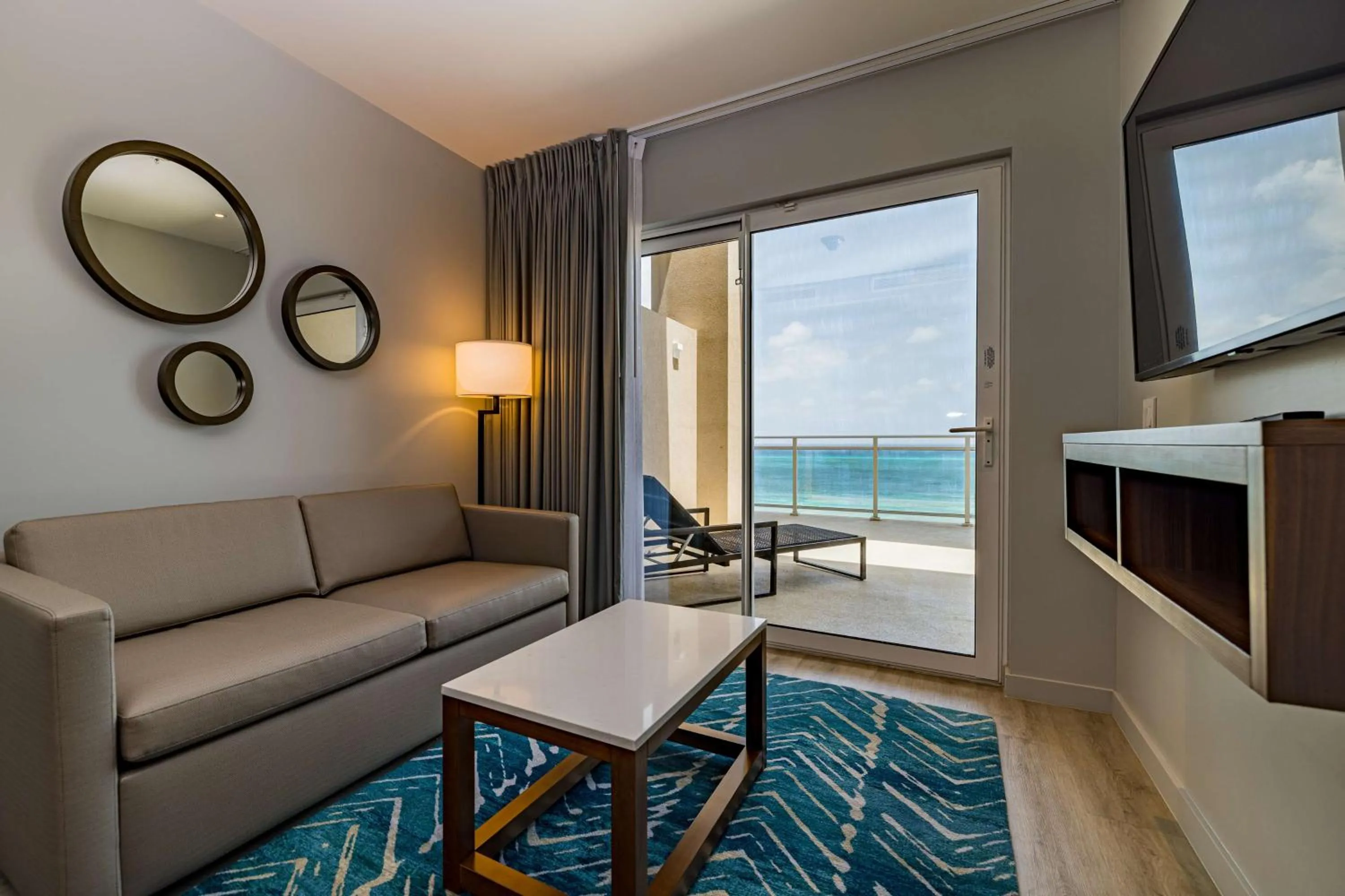 Living room in Embassy Suites By Hilton Aruba Beach Resort