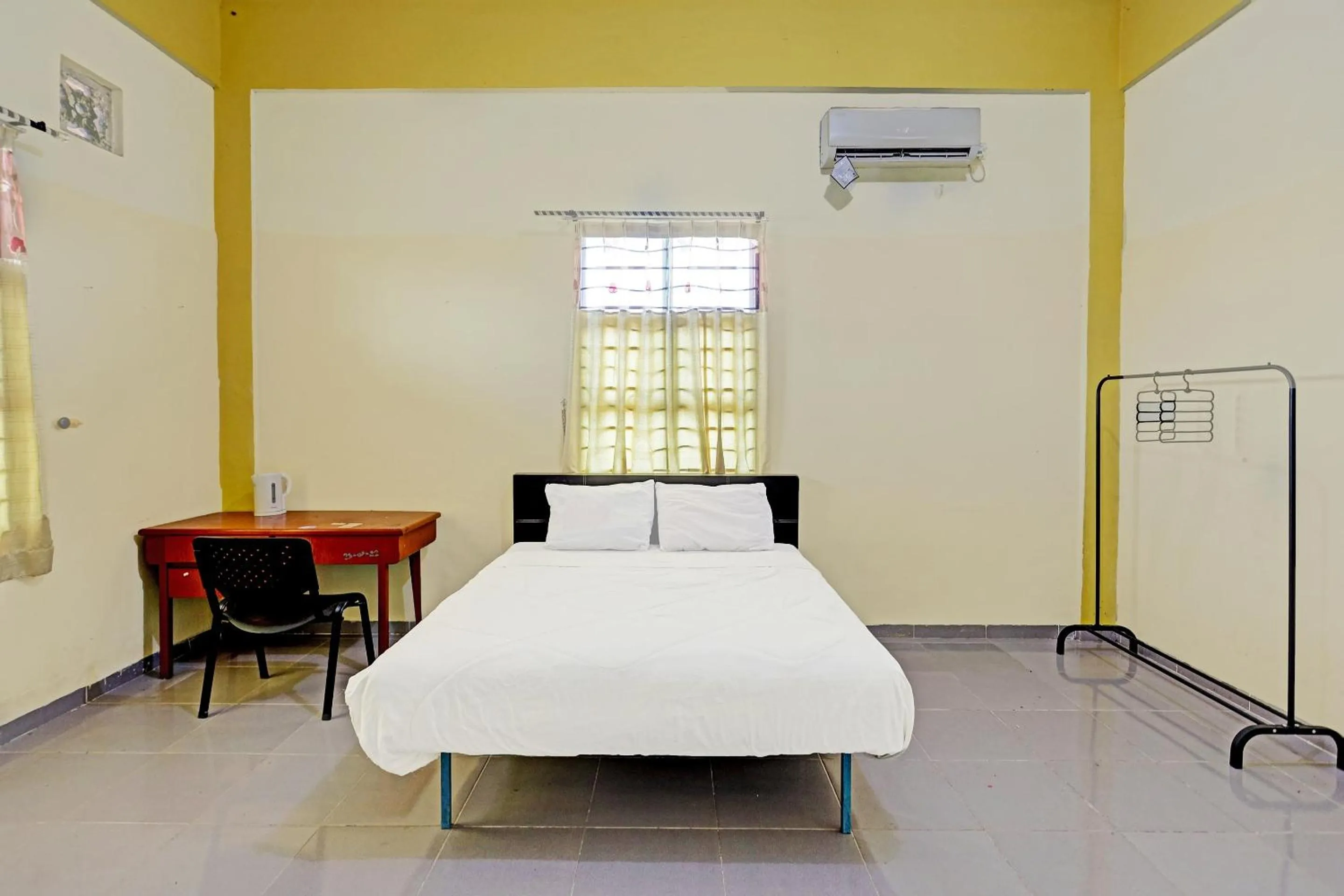 Bedroom, Bed in Collection O 91499 John Lebron House