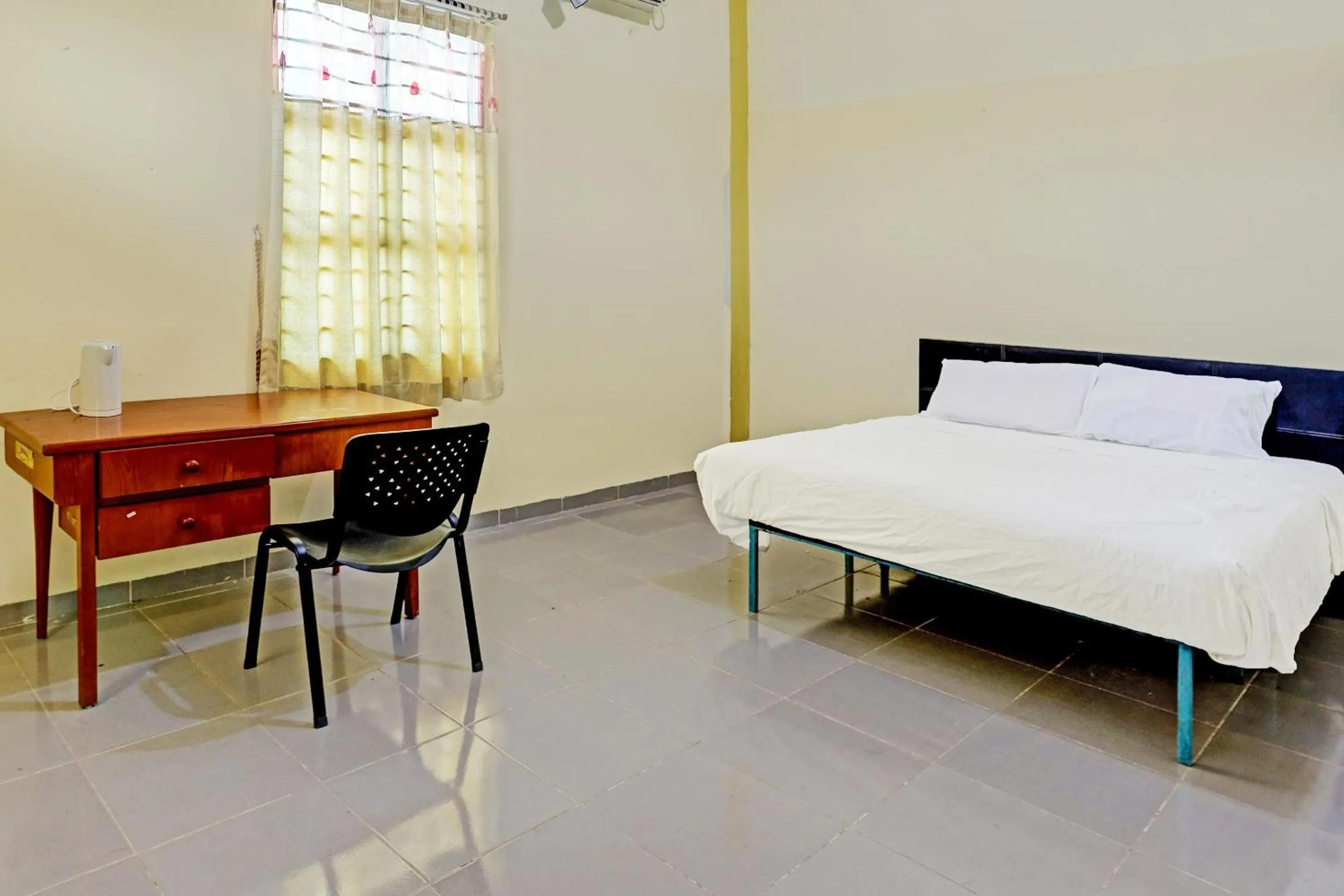 Bedroom, Bed in Collection O 91499 John Lebron House