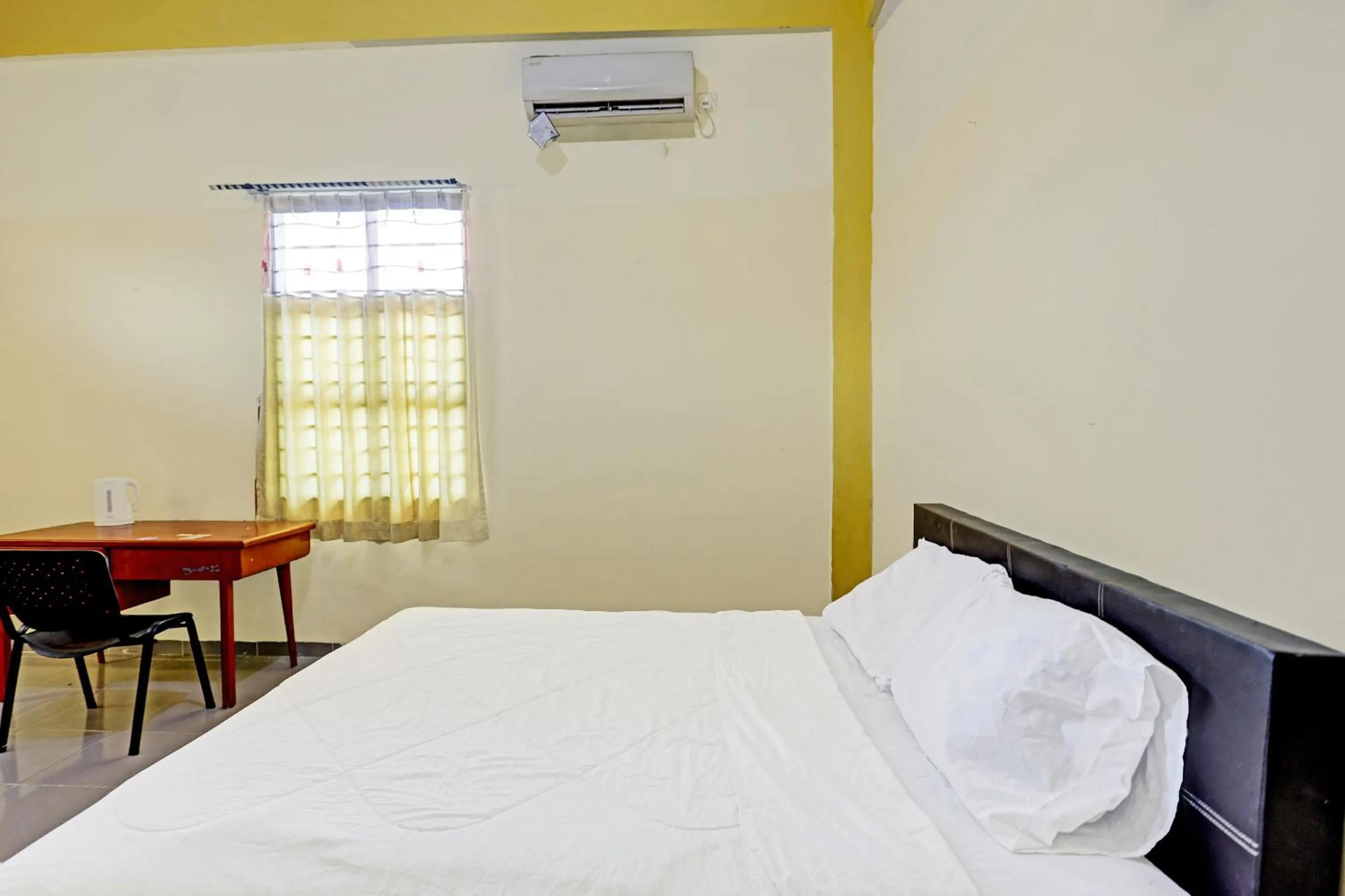 Bedroom, Bed in Collection O 91499 John Lebron House