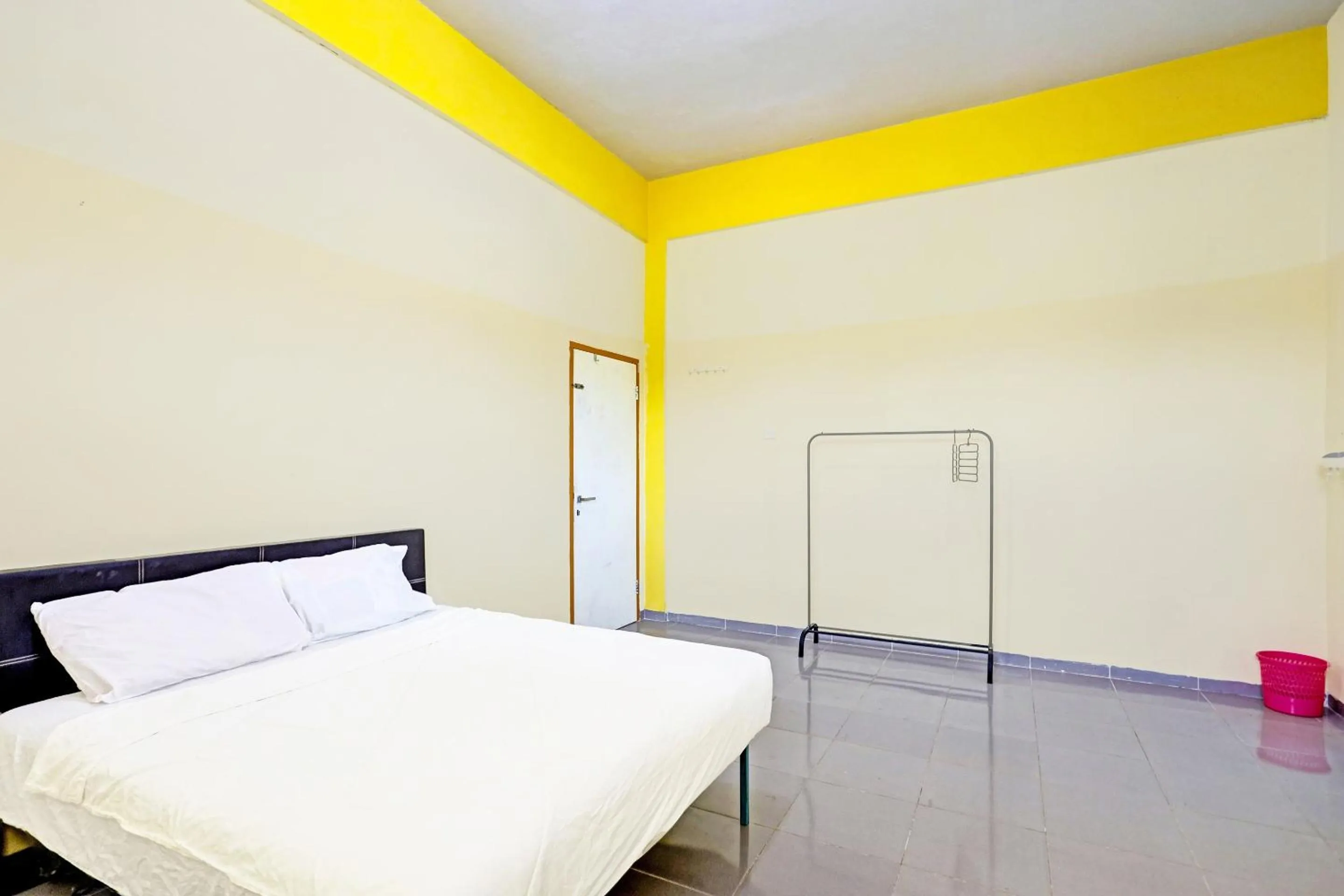 Bedroom, Bed in Collection O 91499 John Lebron House