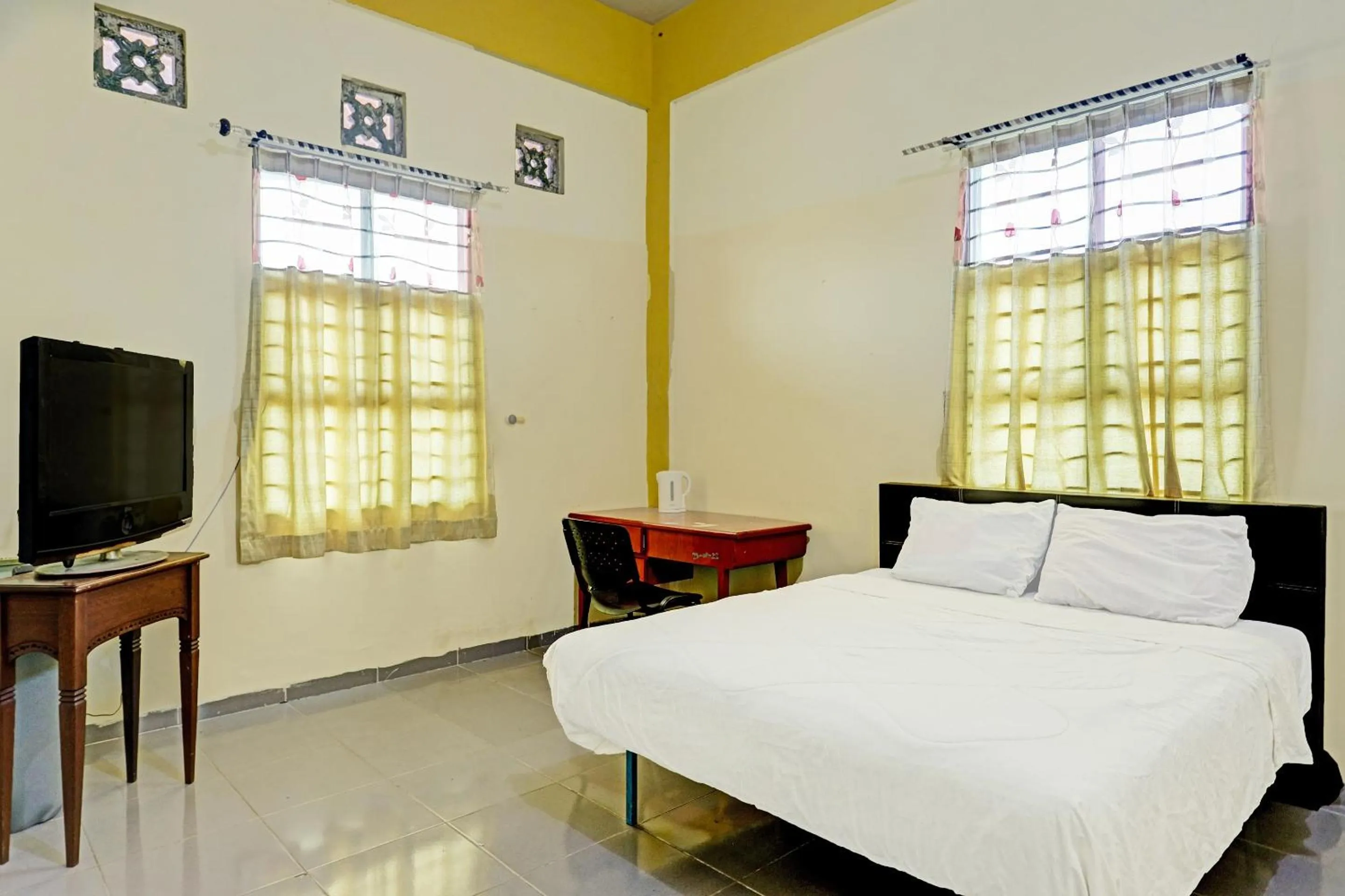 Bedroom, Bed in Collection O 91499 John Lebron House