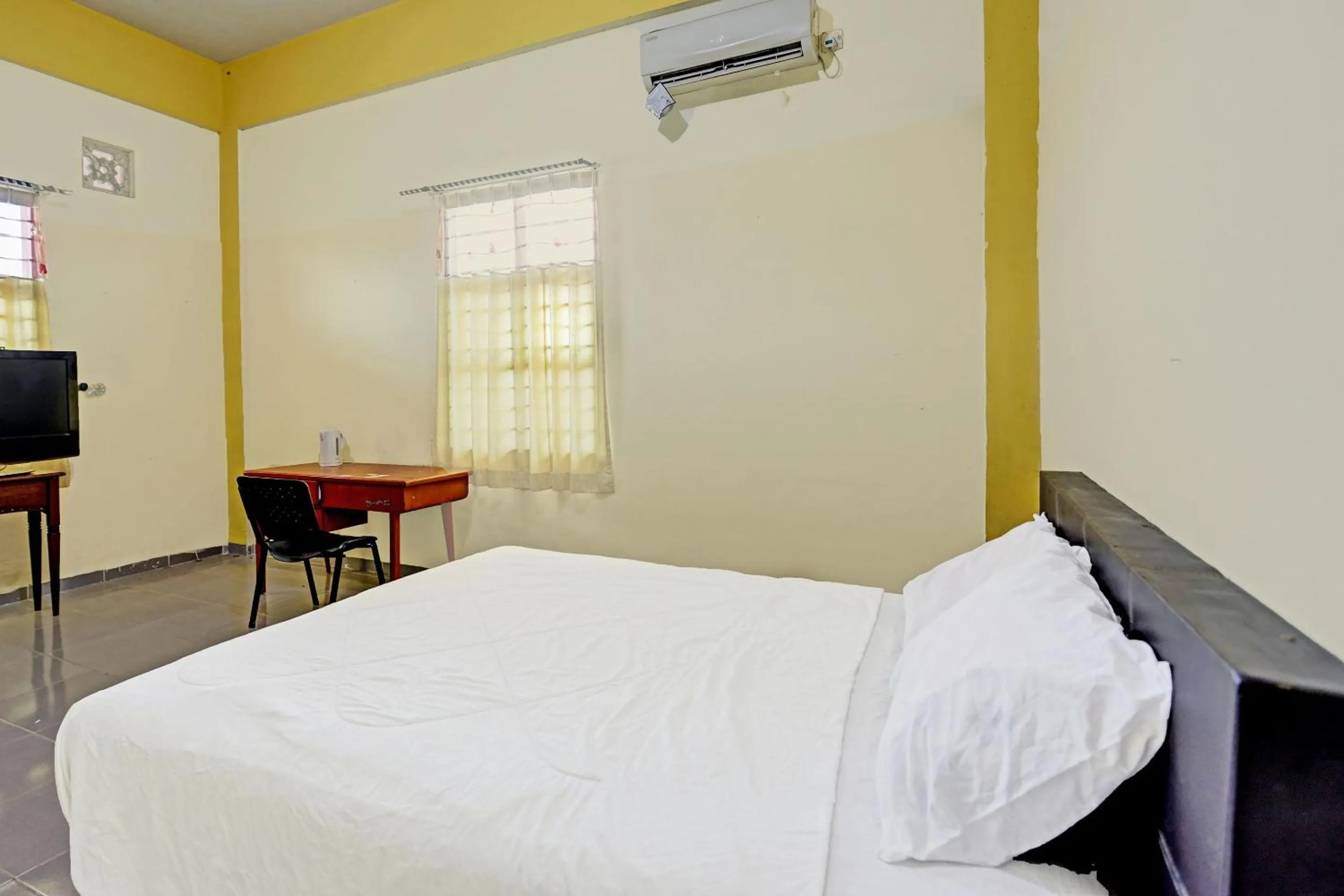 Bedroom, Bed in Collection O 91499 John Lebron House