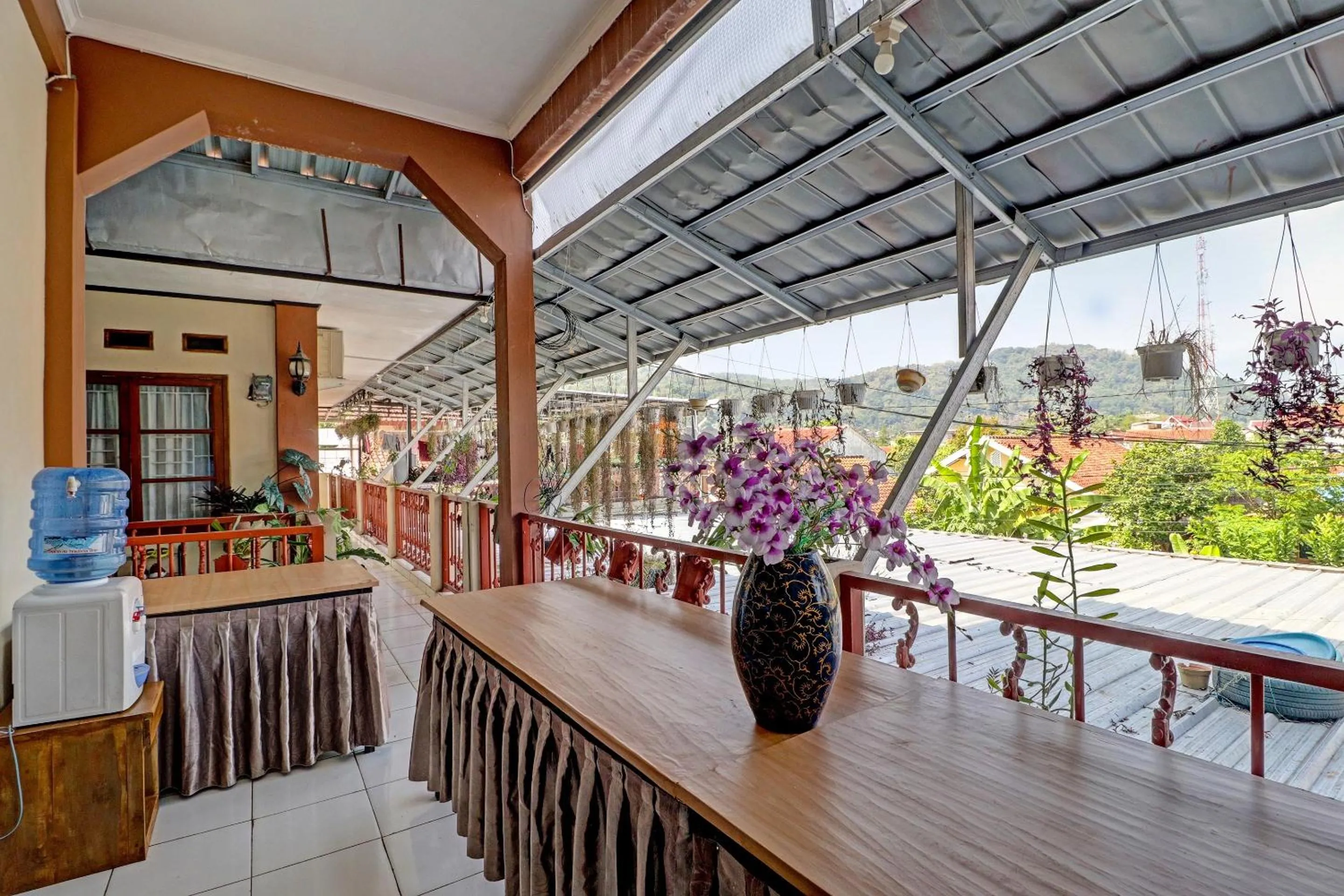 Lobby or reception in OYO Life 91480 Putridapisa Syariah