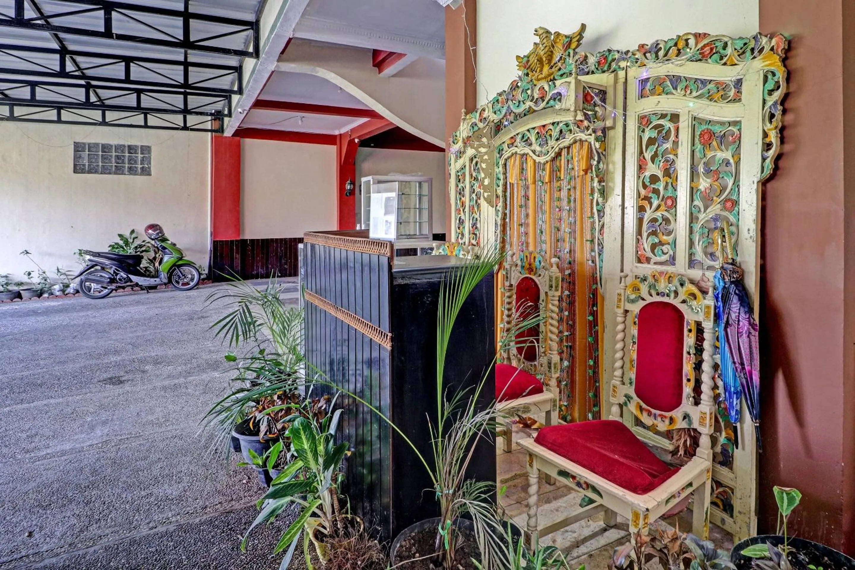 Lobby or reception in OYO Life 91480 Putridapisa Syariah